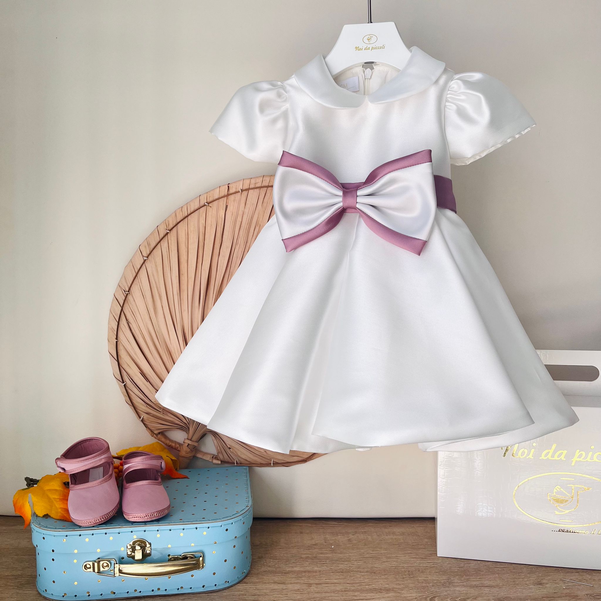 ABITIO CERIMONIALE CON FASCIA E FIOCCO CENTRALE BIANCO E ROSA - Noi da piccoli