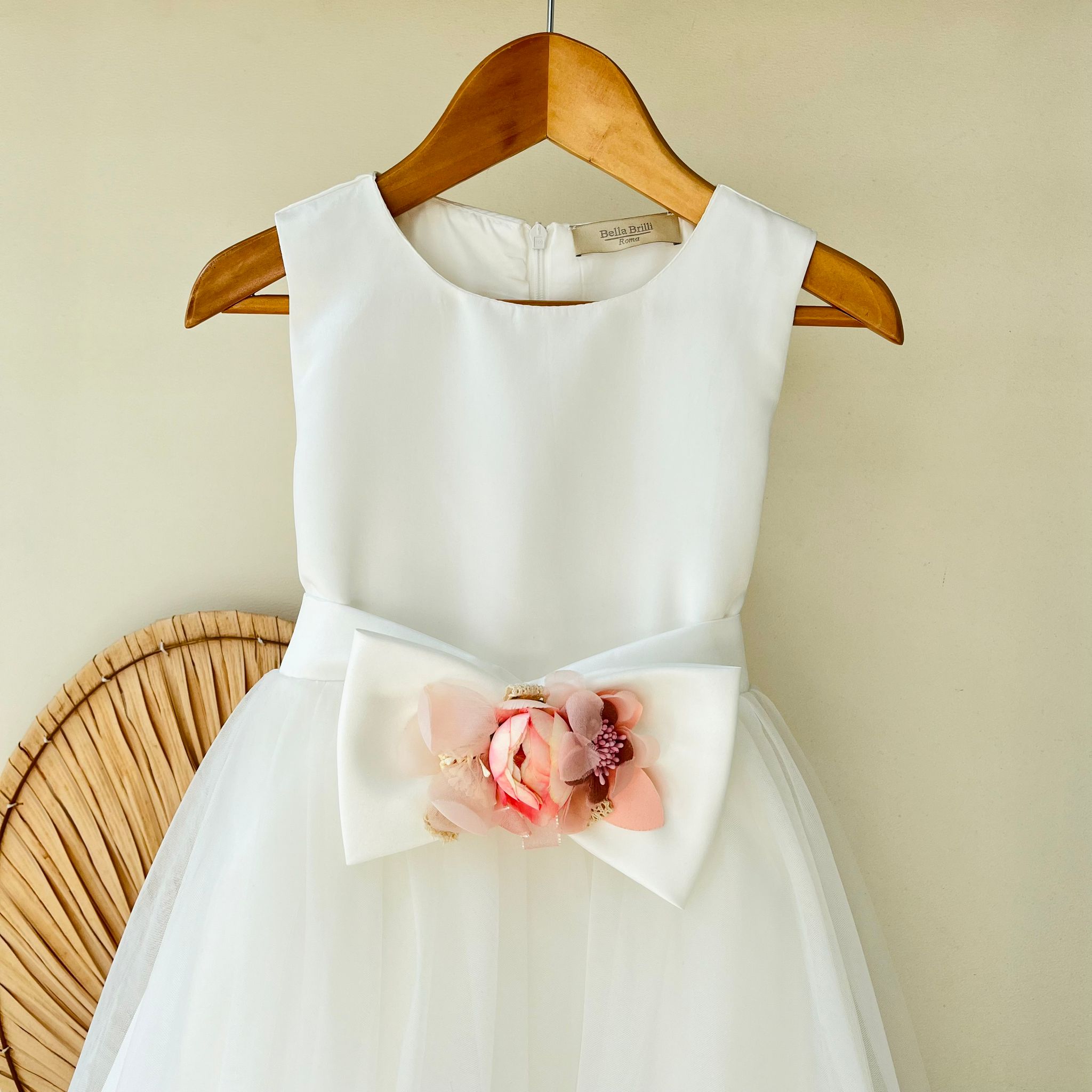 ABITO CERIMONIALE IN TULLE CON FIOCCO CENTRALE E FIORELLINI BIANCO - Noi da piccoli
