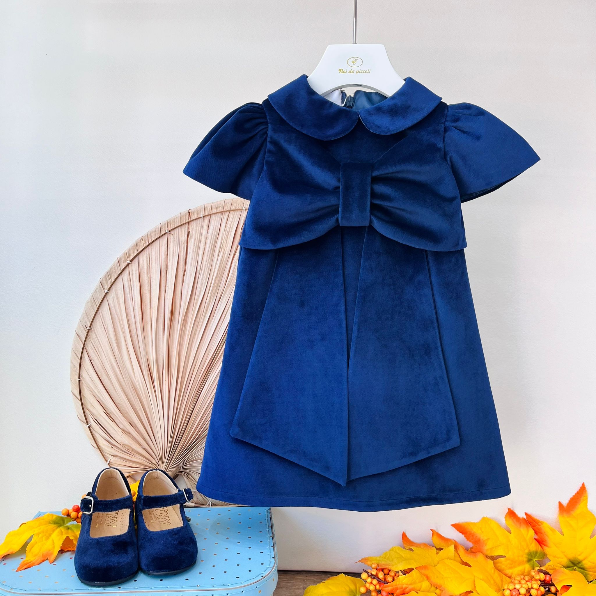 ABITO CERIMONIALE IN VELLUTO CON FIOCCHETTO BLU - Noi da piccoli