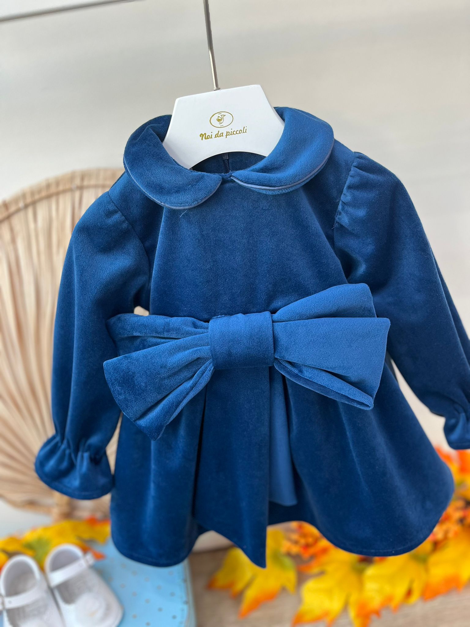 ABITO IN VELLUTO A MANICA LUNGO CON FIOCCO BLU - Noi da piccoli