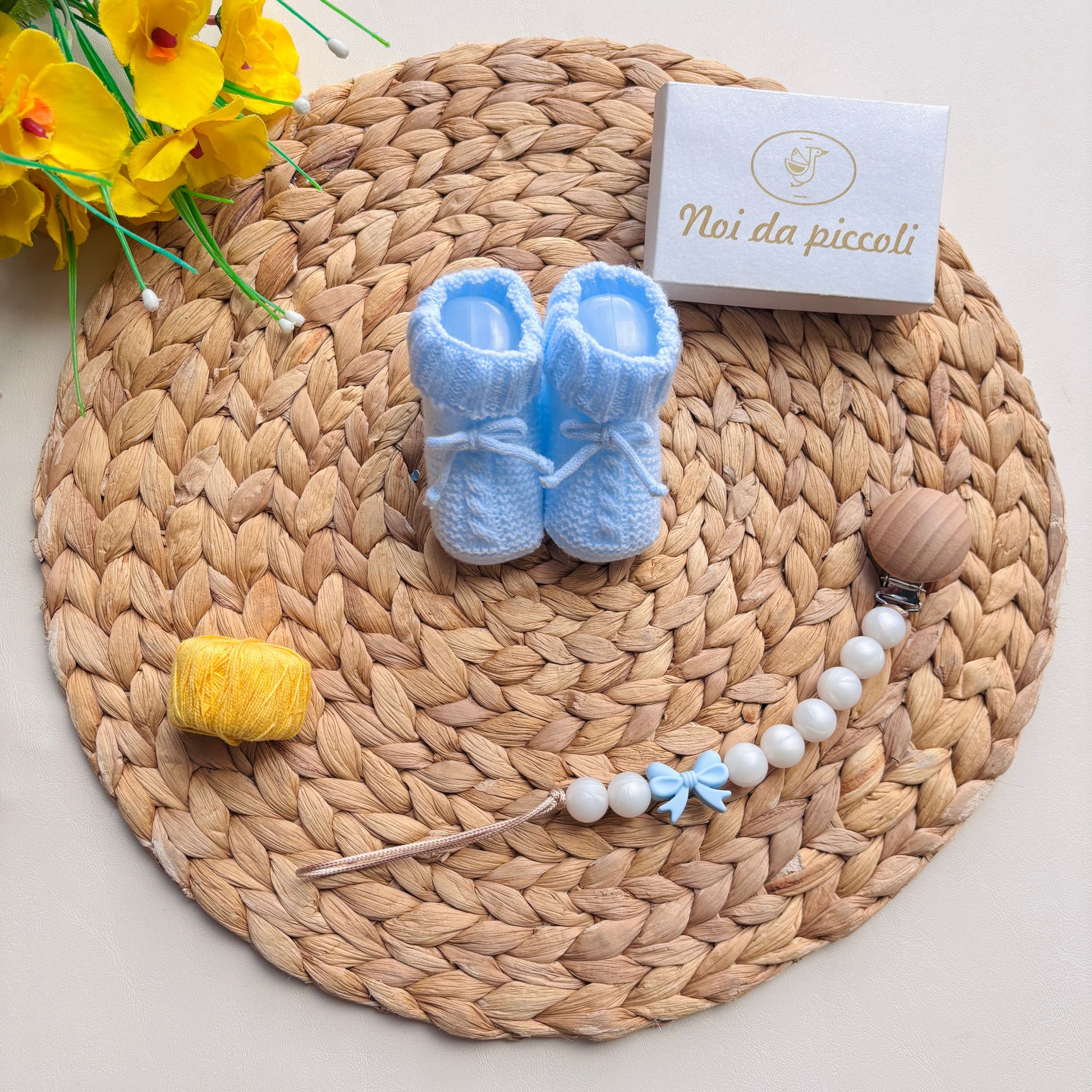 BABBUCCE IN FILATO CALDO CELESTE - Noi da piccoli
