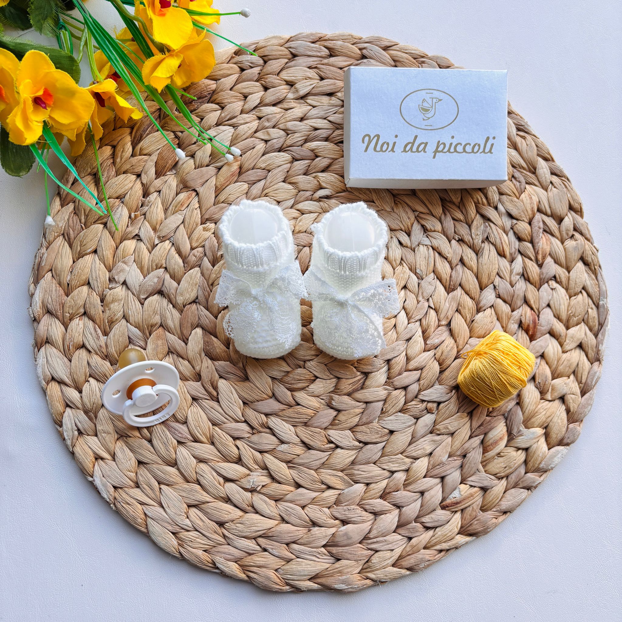 BABBUCCE IN FILATO CALDO CON FIOCCHETTI RICAMATI BLANCO - Noi da piccoli