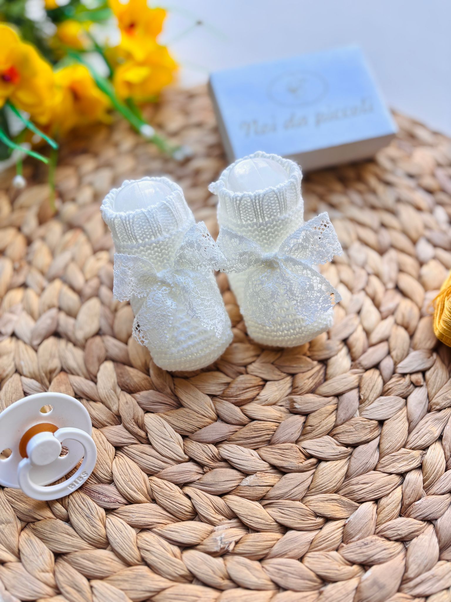 BABBUCCE IN FILATO CALDO CON FIOCCHETTI RICAMATI BLANCO - Noi da piccoli