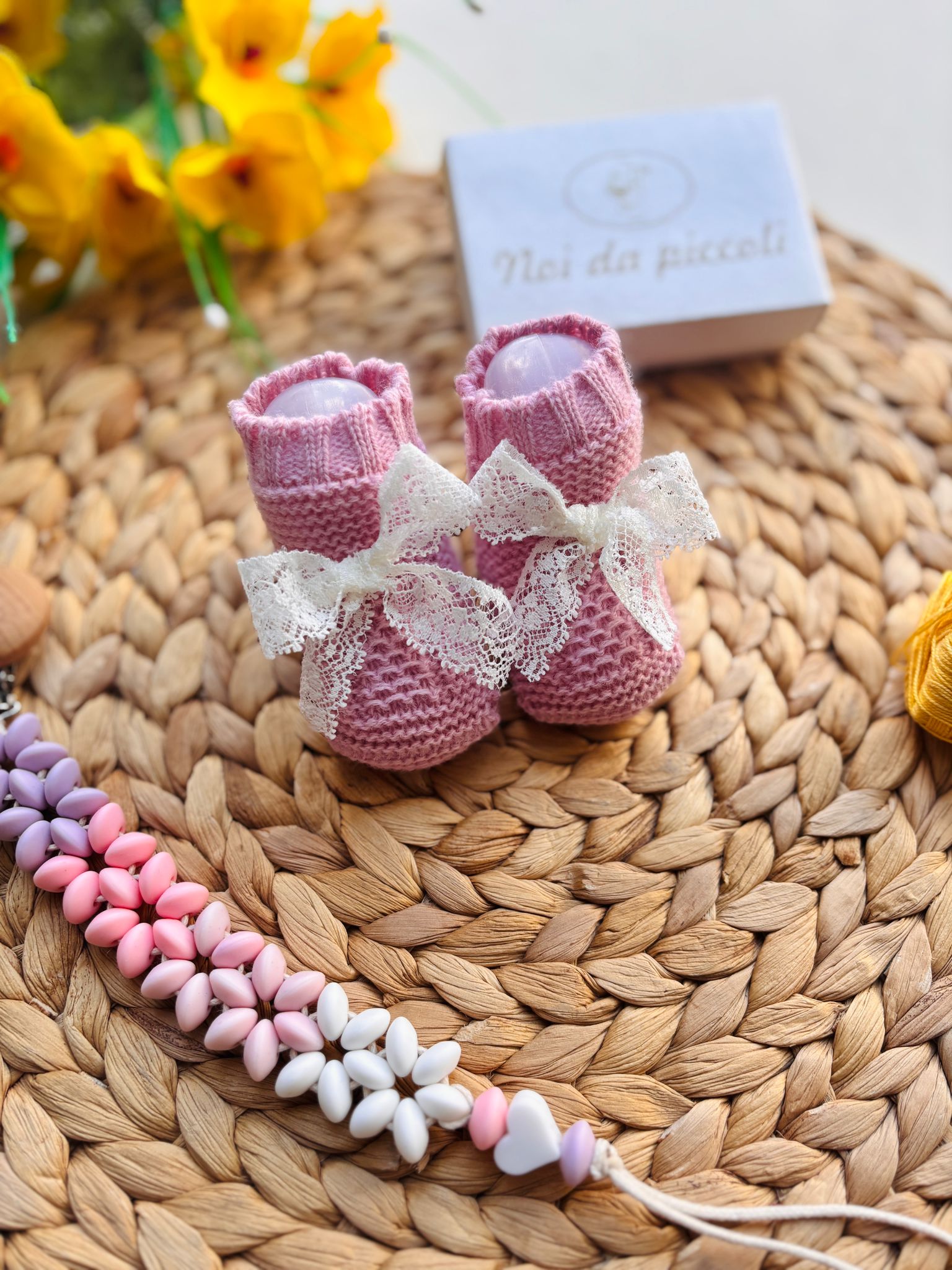 BABBUCCE IN FILATO CALDO CON FIOCCHETTI RICAMATI ROSA MAQUILLAJE - Noi da piccoli