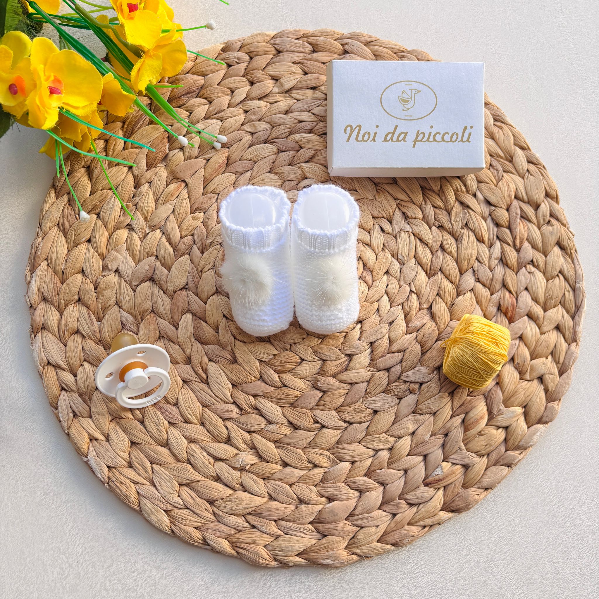 BABBUCCE IN FILATO CALDO CON POMPON BLANCO - Noi da piccoli