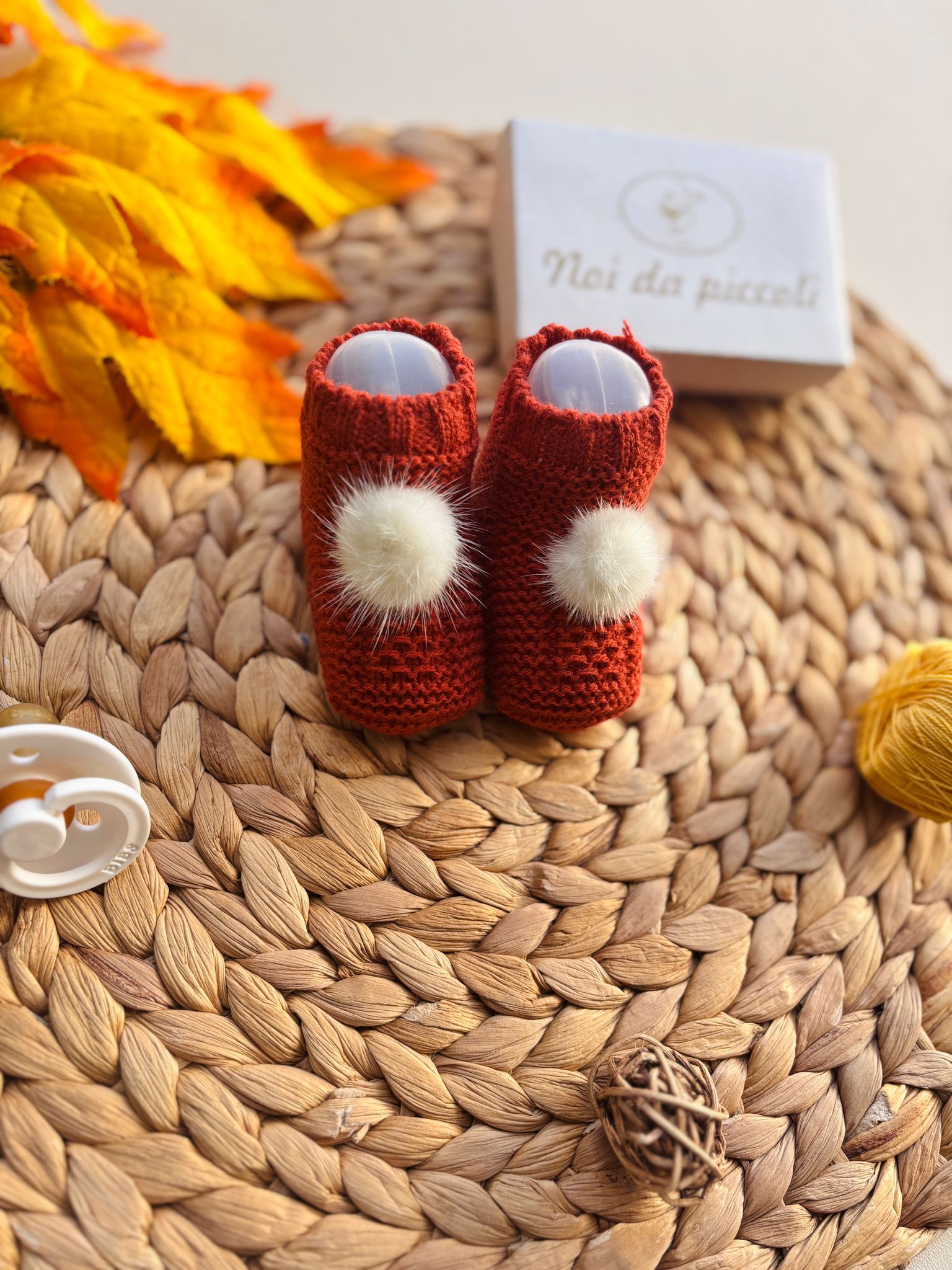 BABBUCCE IN FILATO CALDO CON POMPON CALDERA - Noi da piccoli