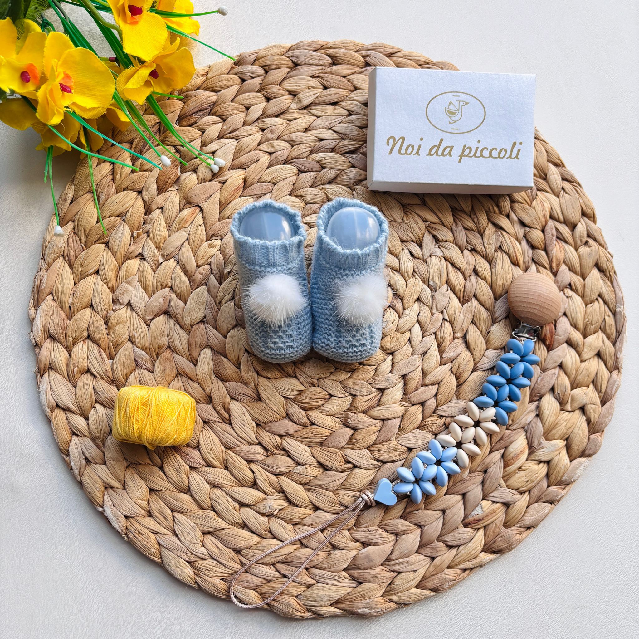 BABBUCCE IN FILATO CALDO CON POMPON CIELO - Noi da piccoli