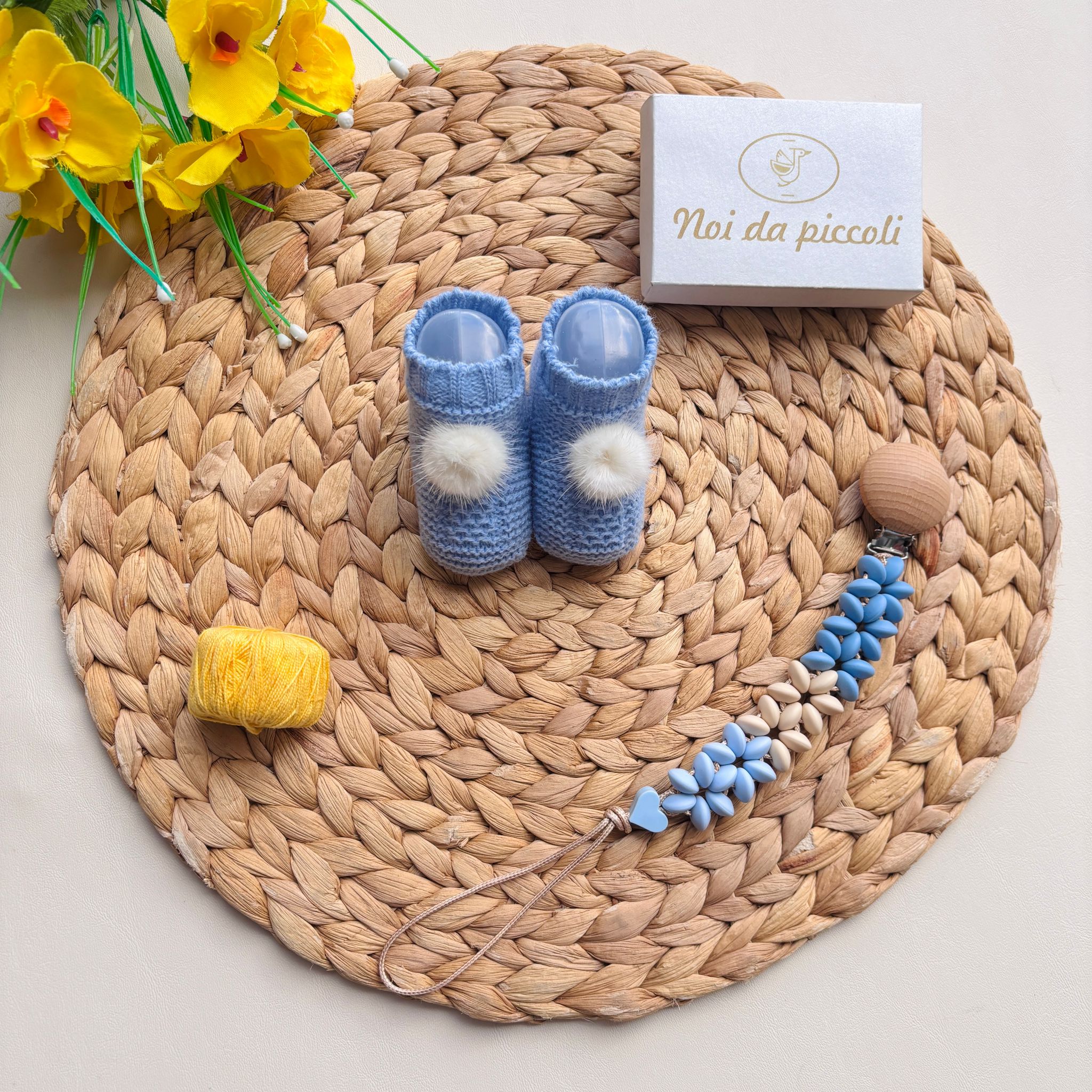 BABBUCCE IN FILATO CALDO CON POMPON CIELO - Noi da piccoli