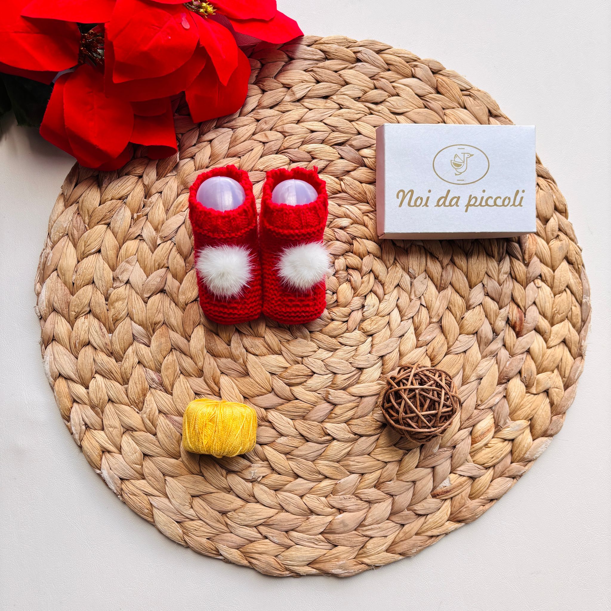 BABBUCCE IN FILATO CALDO CON POMPON rojo - Noi da piccoli