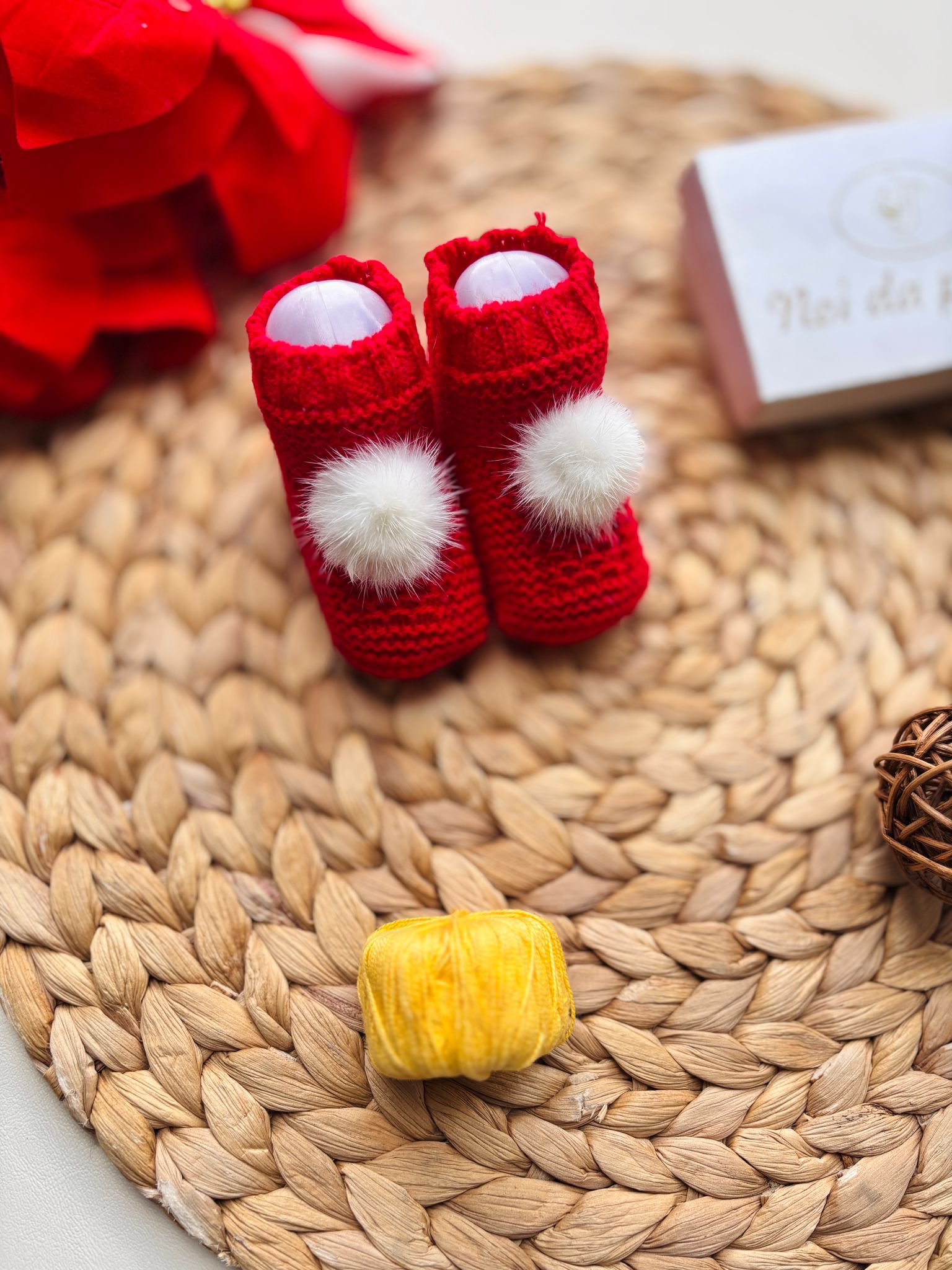 BABBUCCE IN FILATO CALDO CON POMPON rojo - Noi da piccoli