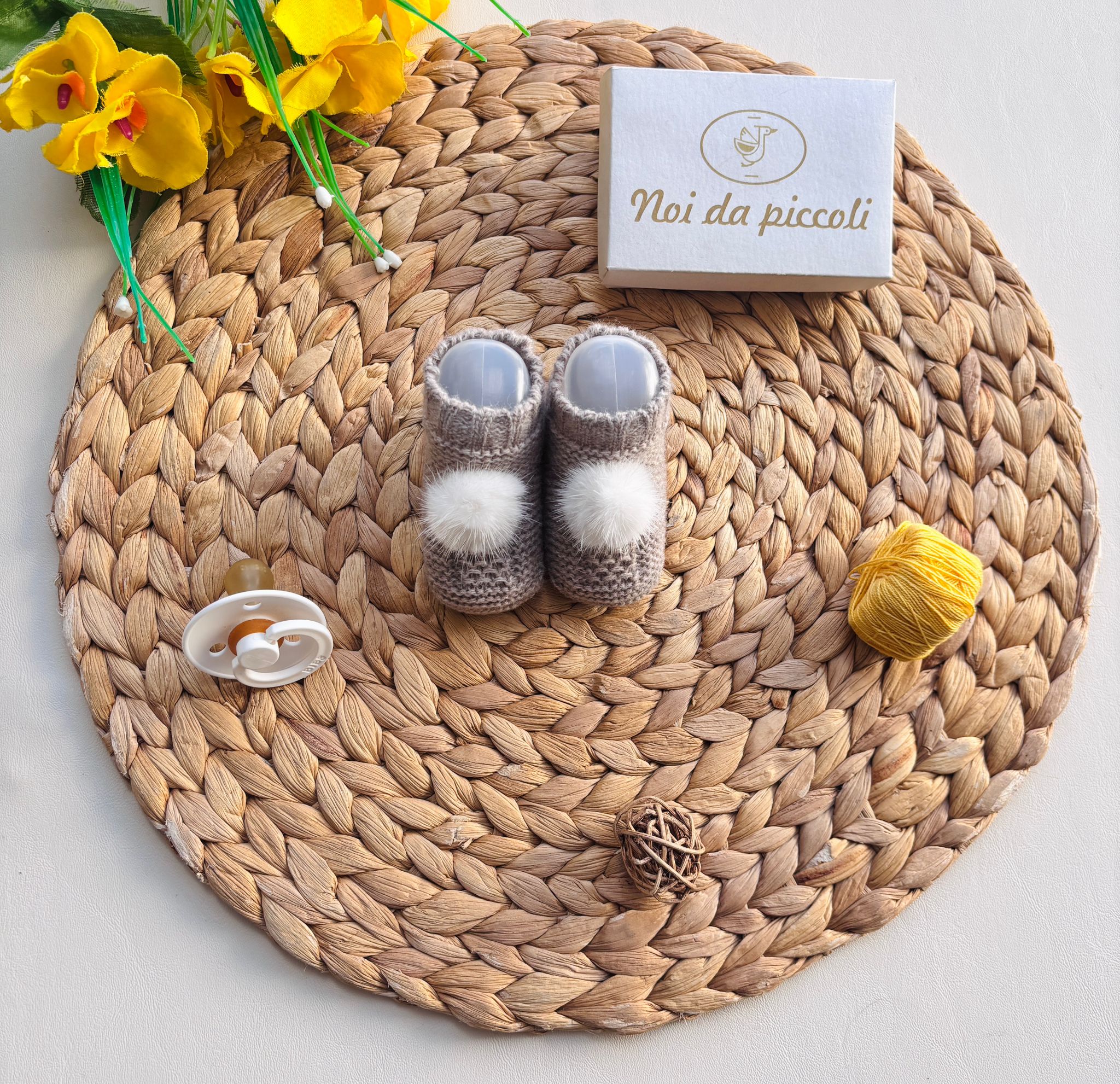 BABBUCCE IN FILATO CALDO CON POMPON VISON - Noi da piccoli