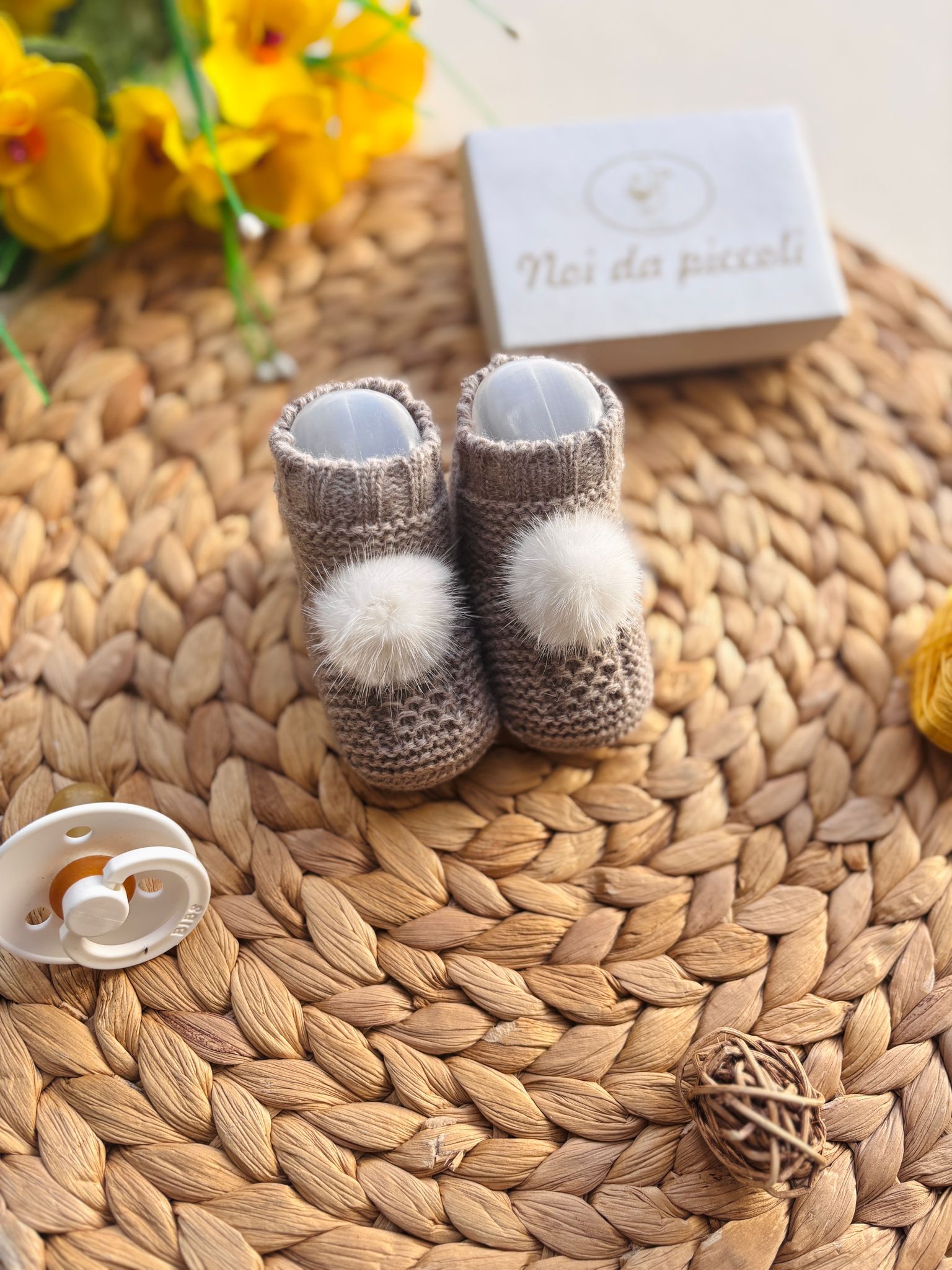 BABBUCCE IN FILATO CALDO CON POMPON VISON - Noi da piccoli