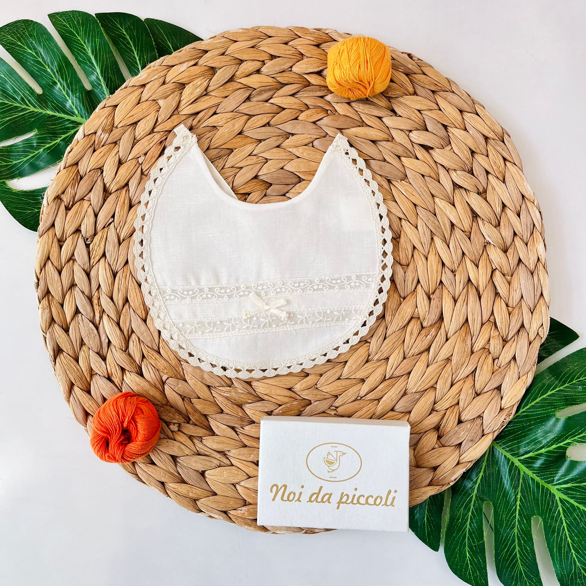 BAVETTA BEIGE DOPPIO RICAMO E FIOCCHETTO - Noi da piccoli