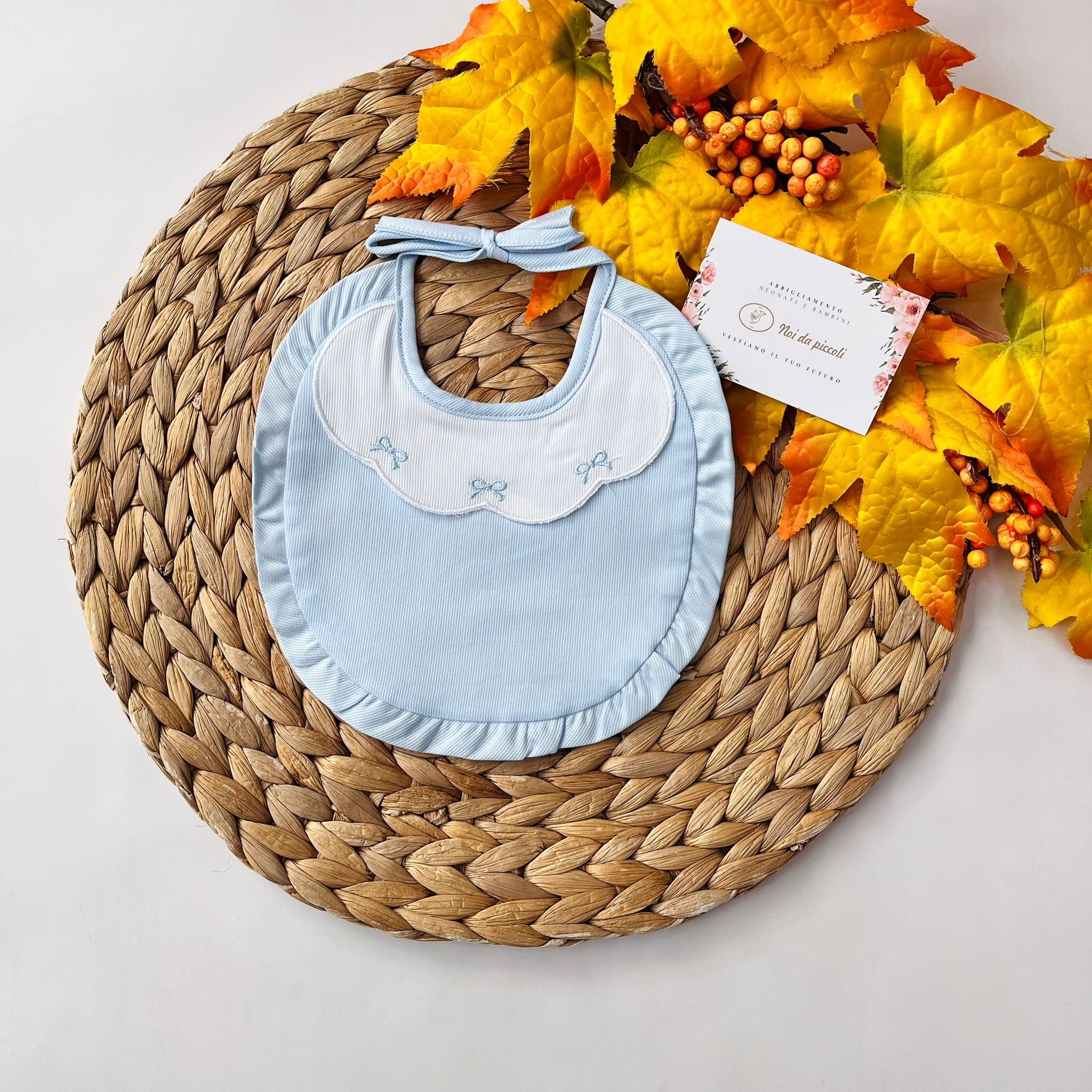 BAVETTA BICOLOR FIOCCHETTI CIELO - Noi da piccoli