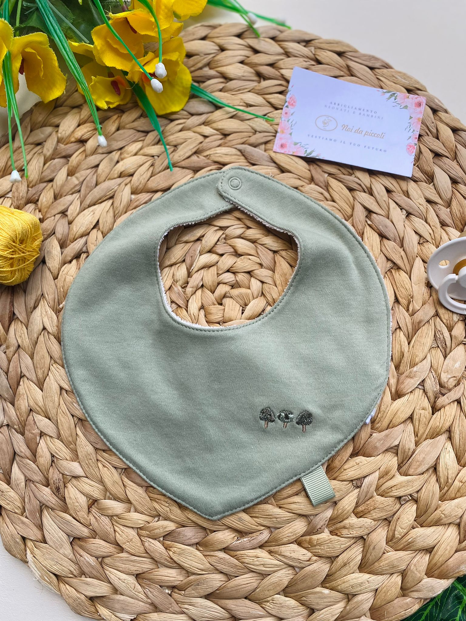 BAVETTA CON ALBERELLI FILATO CALDO VERDE SALVIA - Noi da piccoli