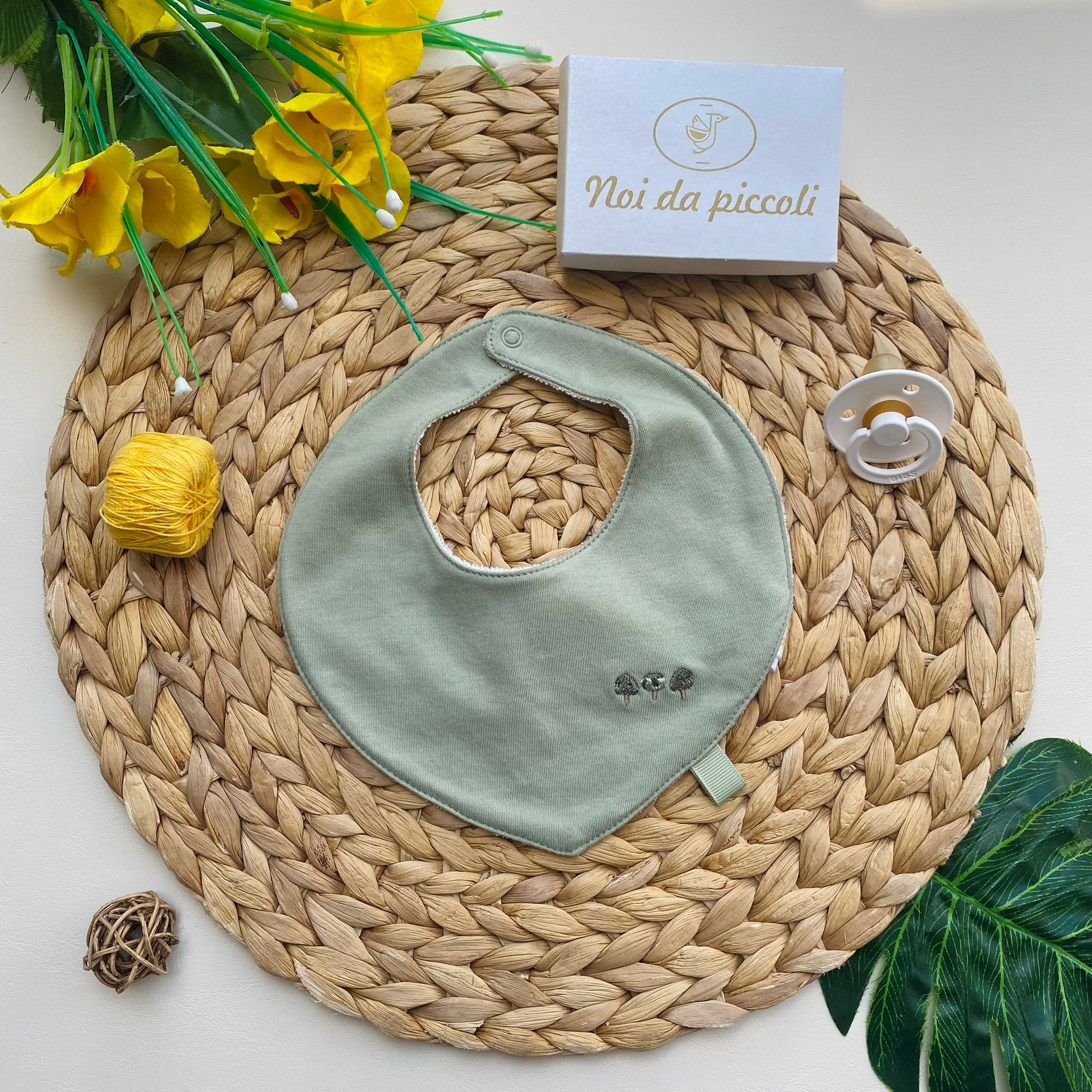 BAVETTA CON ALBERELLI FILATO CALDO VERDE SALVIA - Noi da piccoli