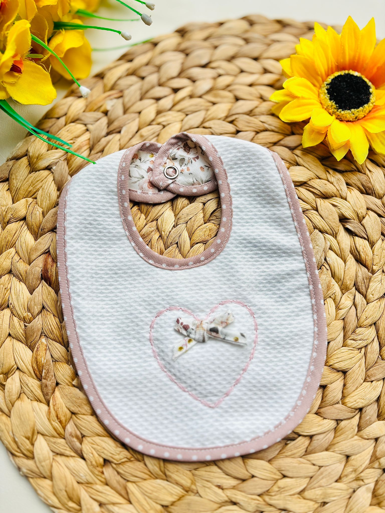 BAVETTA CON CUORICINO PANNA ROSA - Noi da piccoli