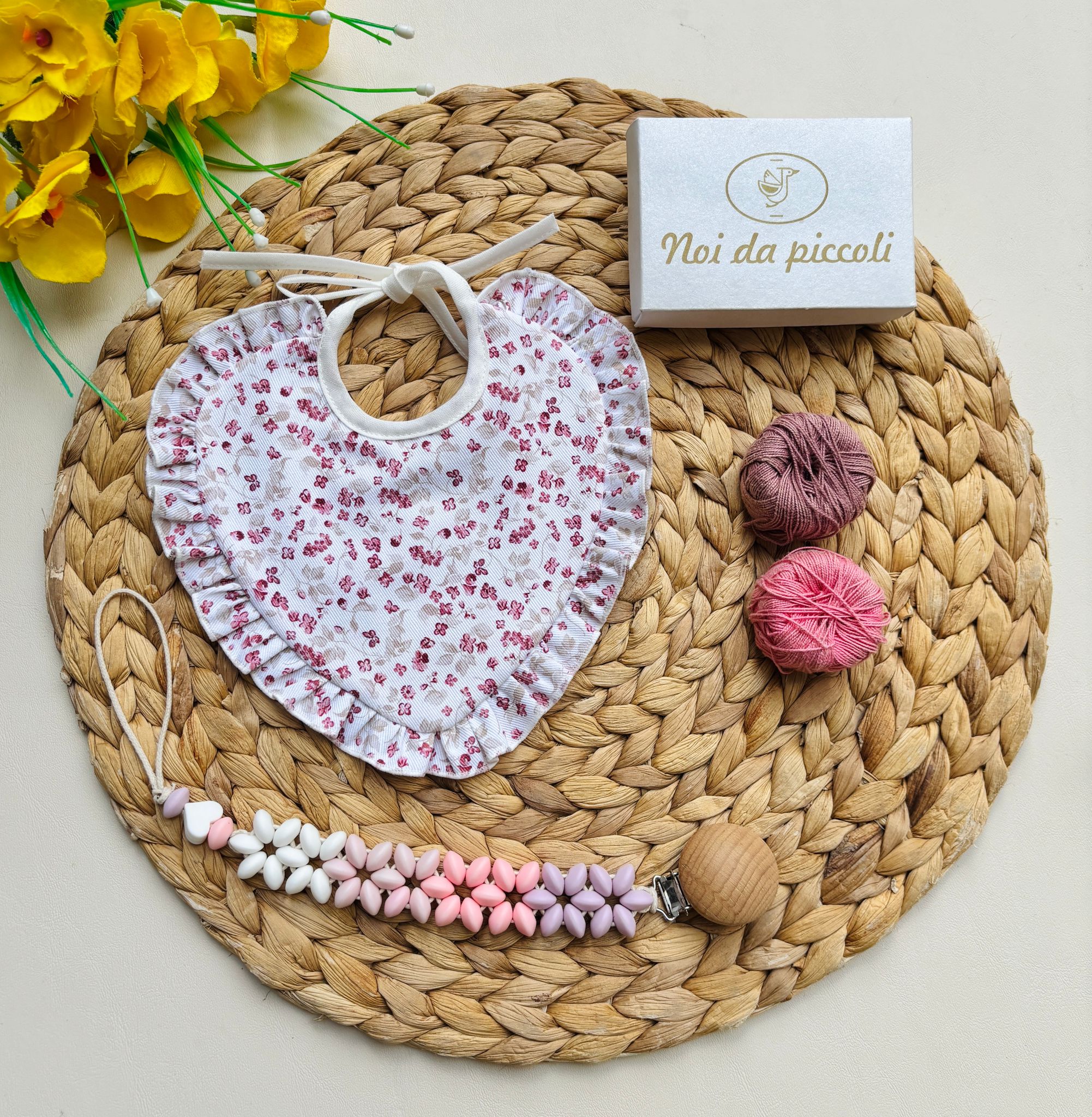 BAVETTA CON FIORELLINI cipria - Noi da piccoli