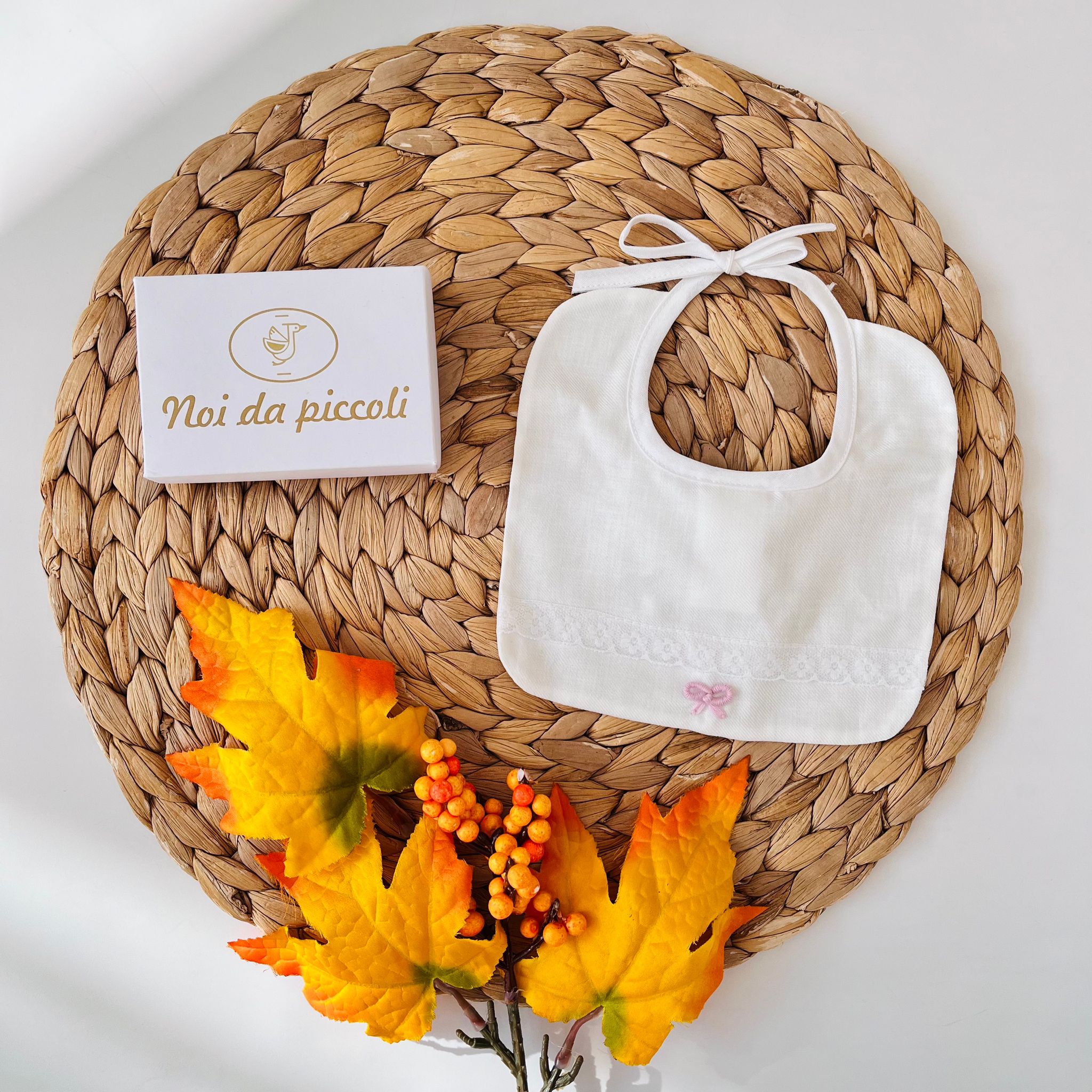 BAVETTA CON PIZZO E FIOCCHETTO Cotone PANNA CICLAMINO - Noi da piccoli