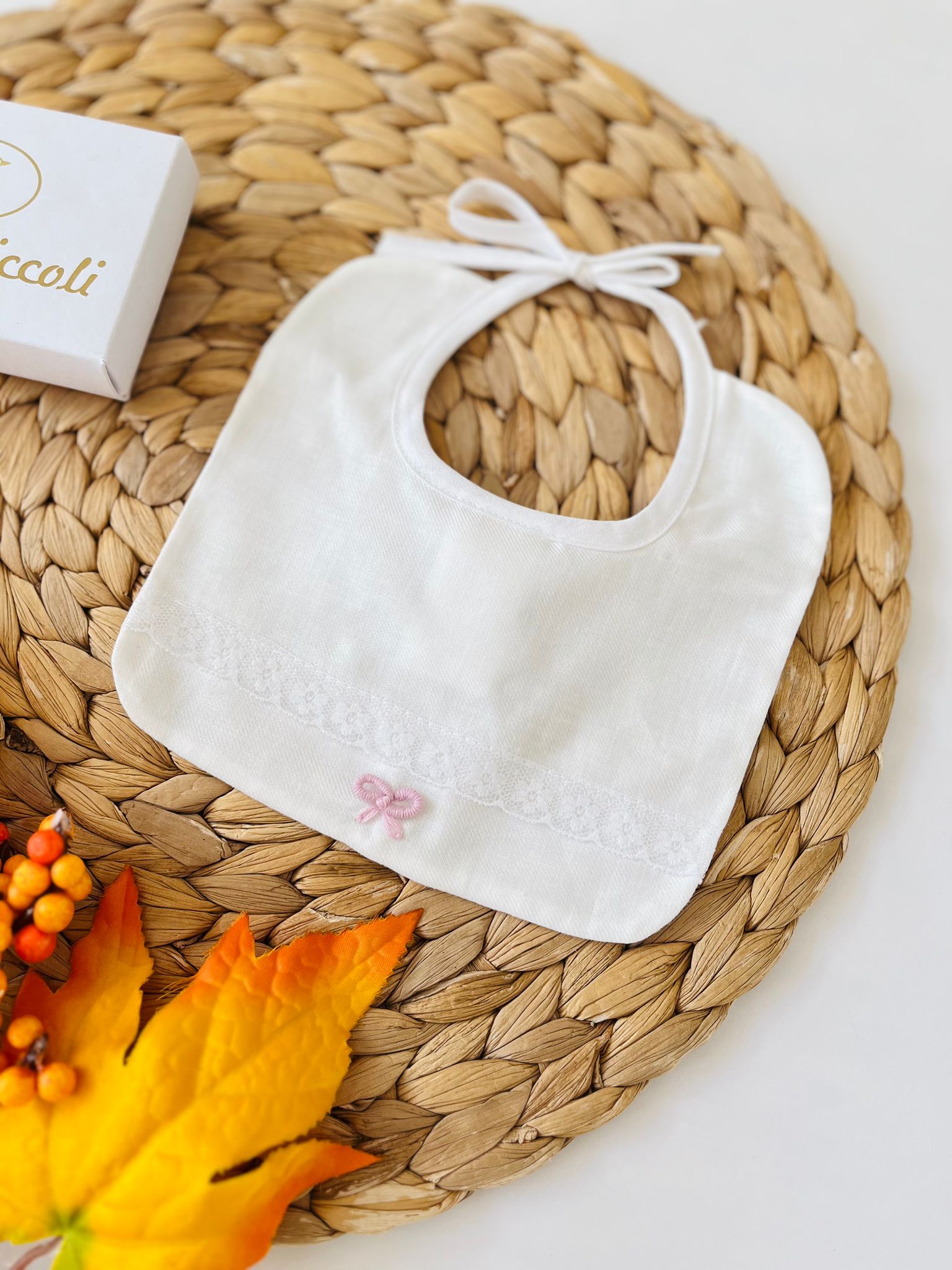 BAVETTA CON PIZZO E FIOCCHETTO Cotone PANNA CICLAMINO - Noi da piccoli