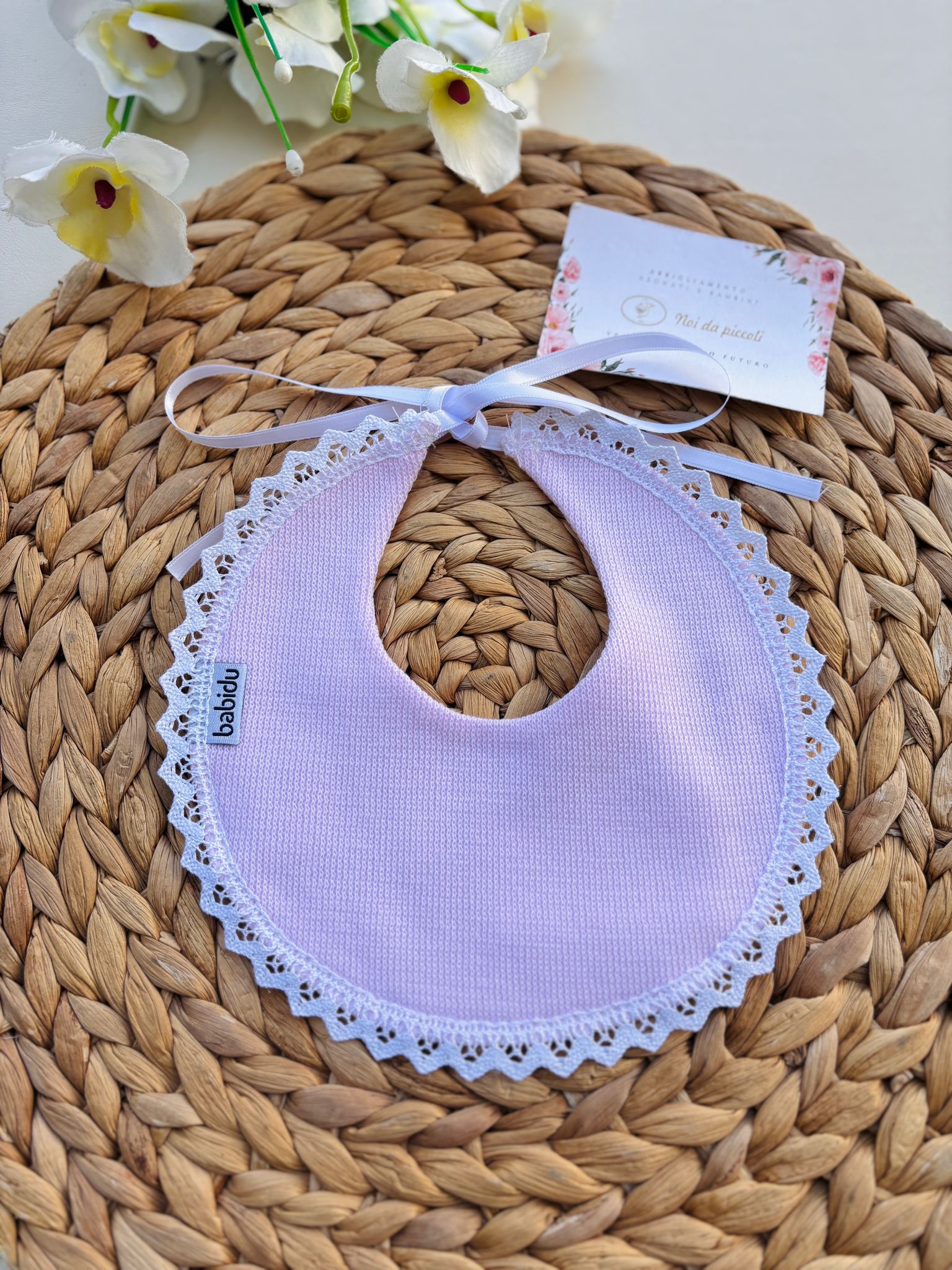 BAVETTA CON RICAMI ROSA - Noi da piccoli