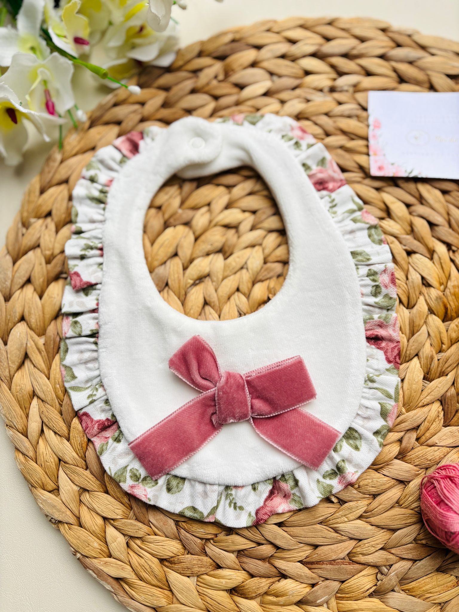 BAVETTA IN CINIGLIA CON FIOCCO BIANCO ROSA - Noi da piccoli