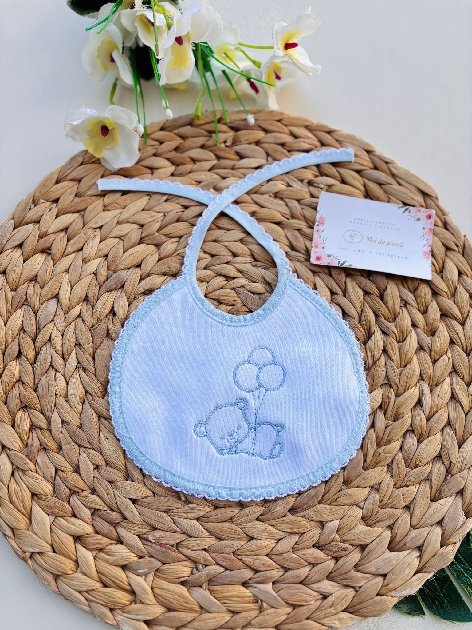 BAVETTA IN COTONE ORSETTO BIANCO CIELO - Noi da piccoli