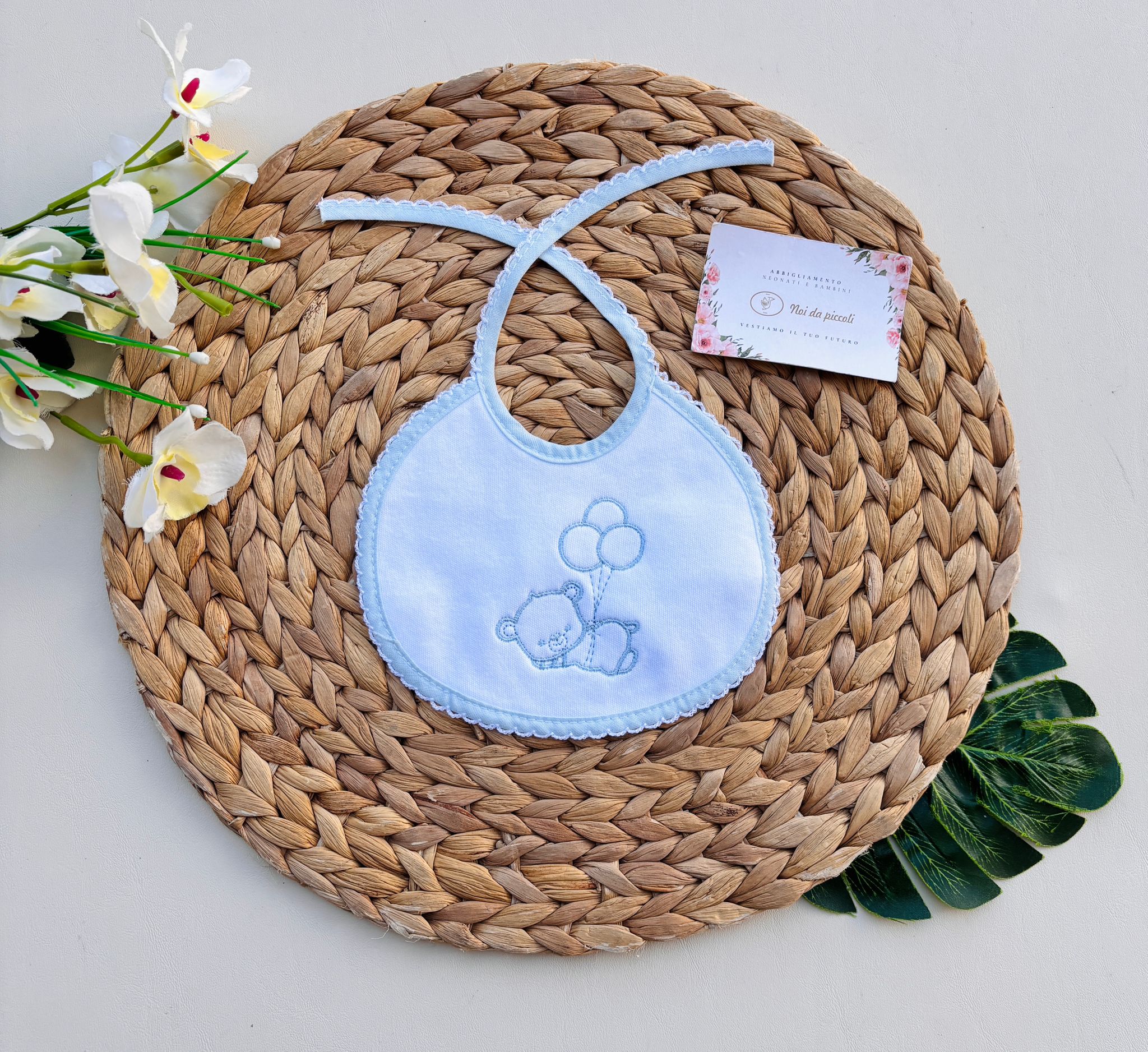 BAVETTA IN COTONE ORSETTO BIANCO CIELO - Noi da piccoli