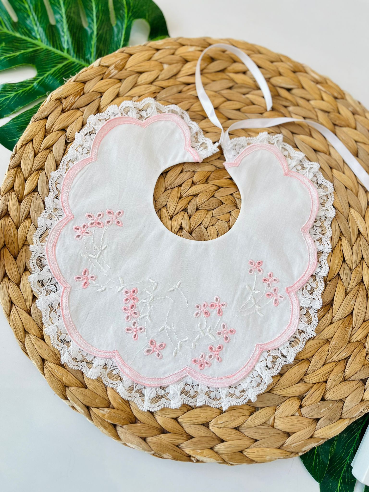 BAVETTA ROSA E BIANCO RICAMATO - Noi da piccoli