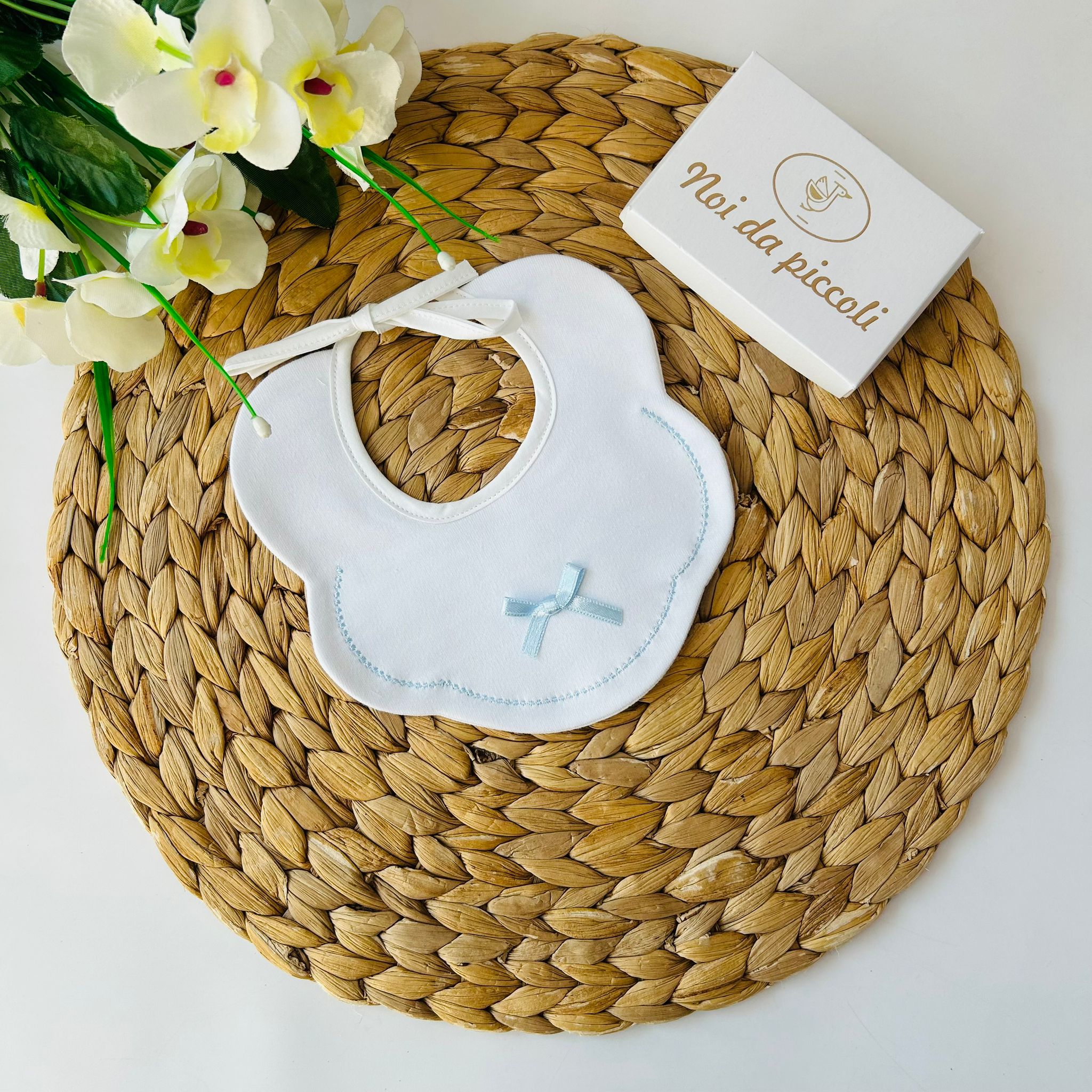 BAVETTINA CON PUNTINO E FIOCCHETTINO CIELO - Noi da piccoli