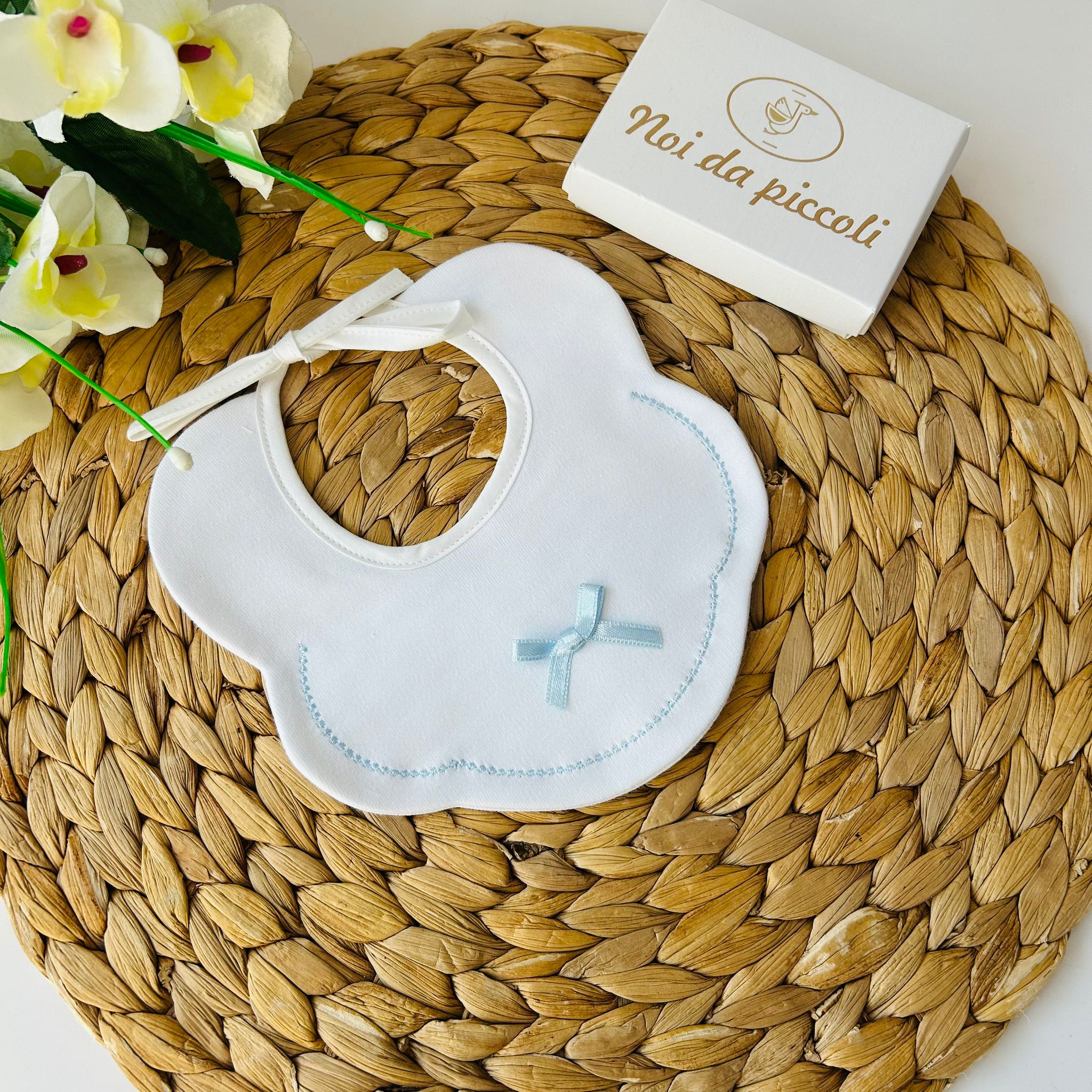 BAVETTINA CON PUNTINO E FIOCCHETTINO CIELO - Noi da piccoli