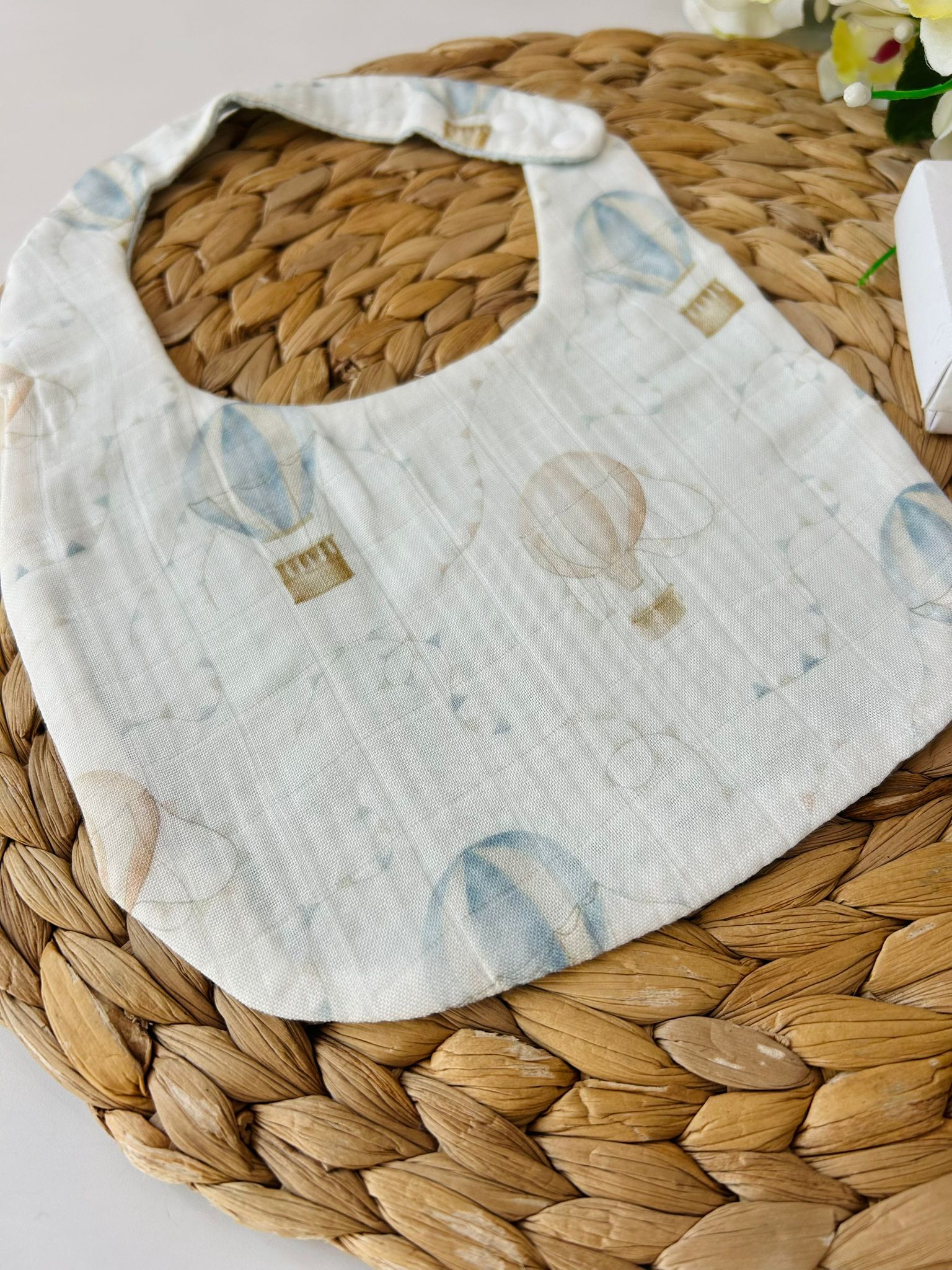 BAVETTO CON BANDIERINE E MONGOLFIERA BIANCO - Noi da piccoli