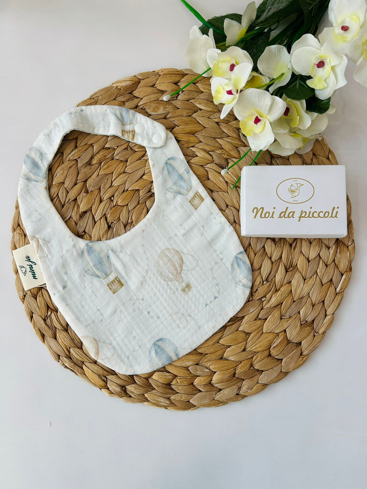 BAVETTO CON BANDIERINE E MONGOLFIERA BIANCO - Noi da piccoli