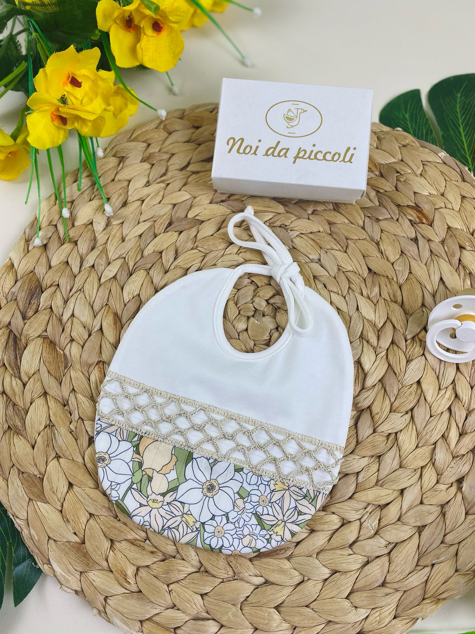 BAVETTO Cotone bianco con fantasia floreale - Noi da piccoli