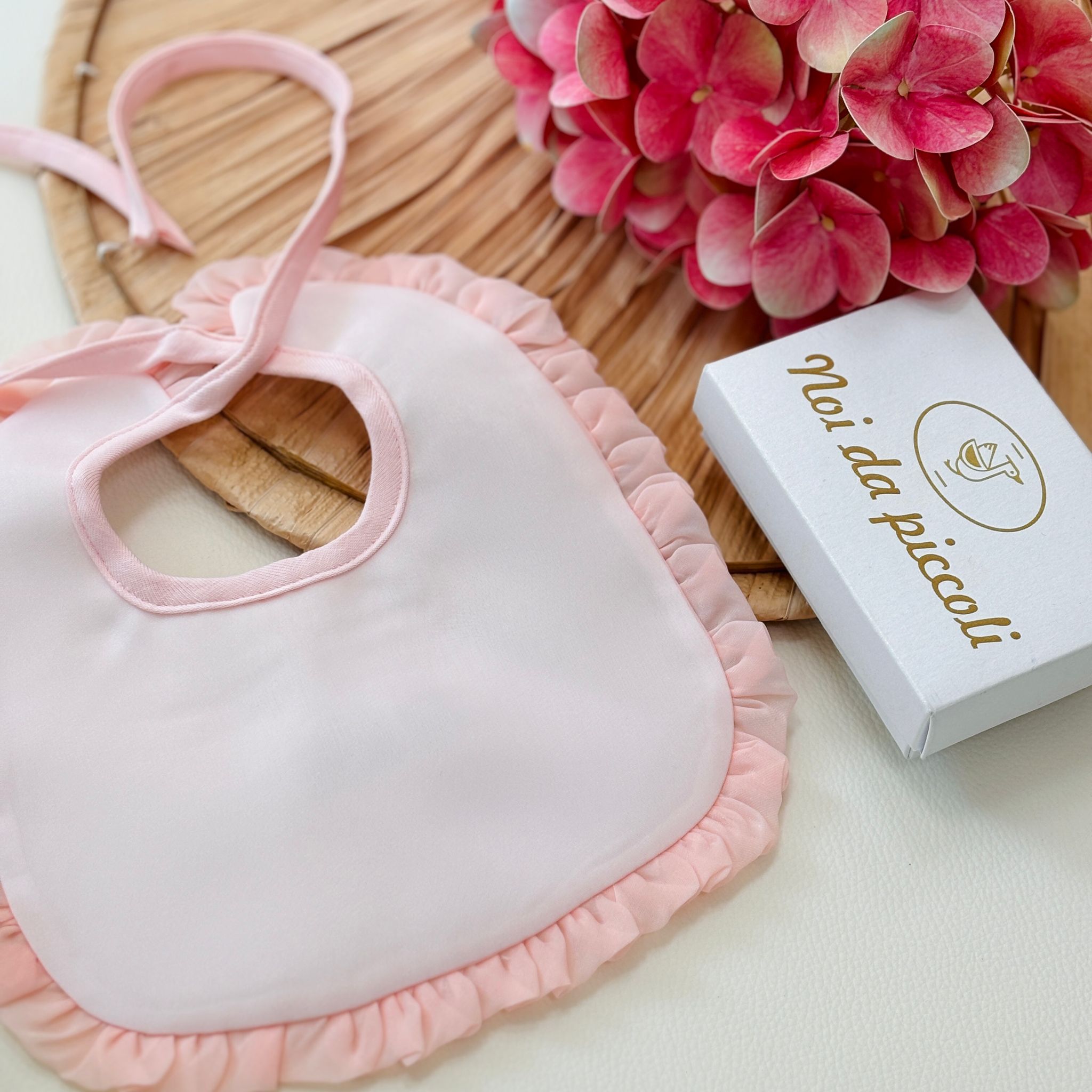 BAVETTO ORGANZA ROSA PETALI D'ORTENSIA - Noi da piccoli