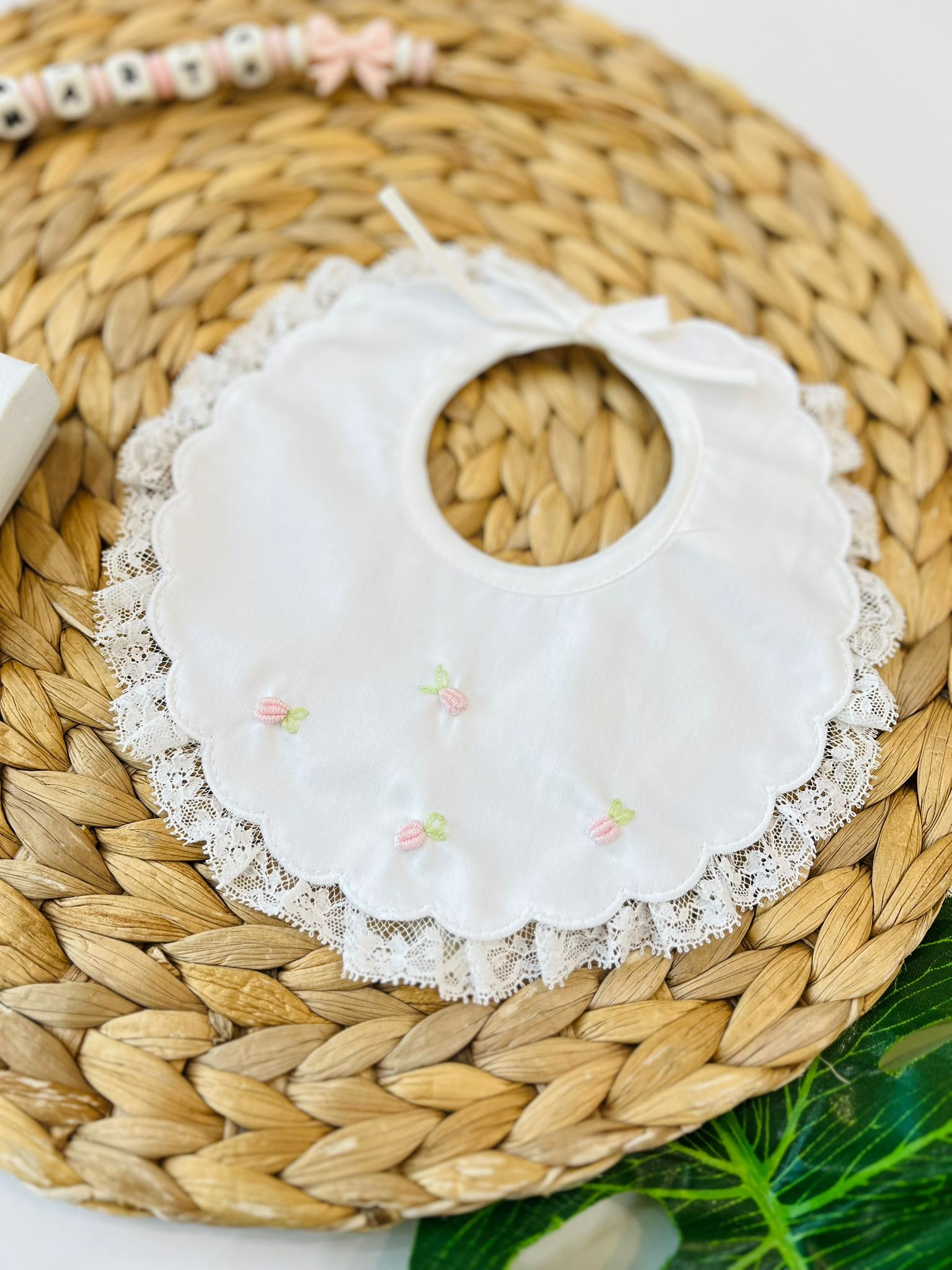 BAVETTO PIZZO E ROSELLINE 100 % COTONE ROSA LIME - Noi da piccoli