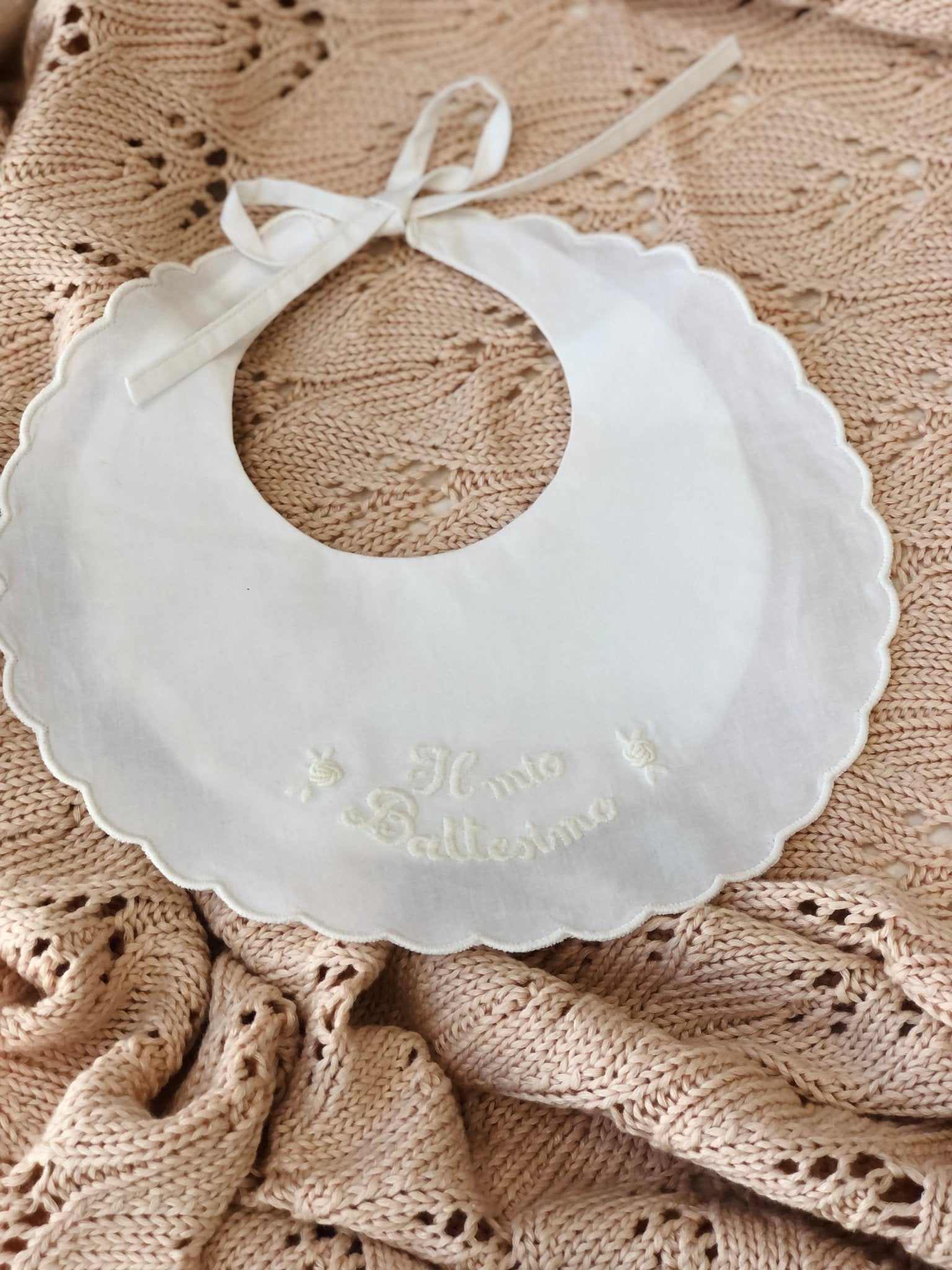 BAVETTO RICAMATO A MANO BATTESIMALE - Noi da piccoli