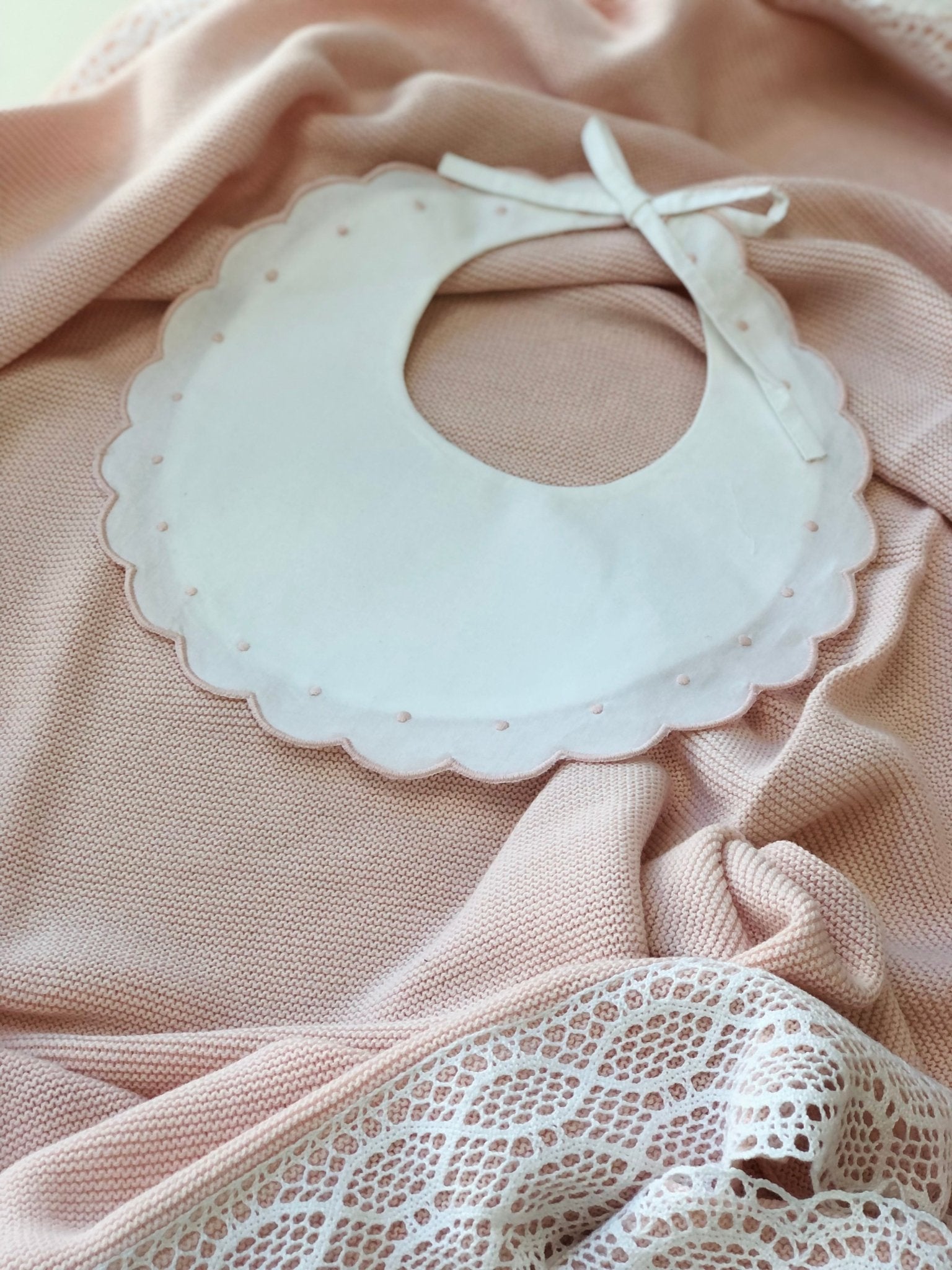 BAVETTO RICAMATO A MANO PUNTINI ROSA - Noi da piccoli
