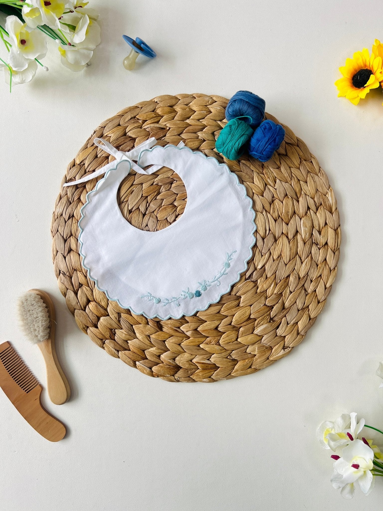 BAVETTO RICAMATO A MANOFIORI CIELO - Noi da piccoli