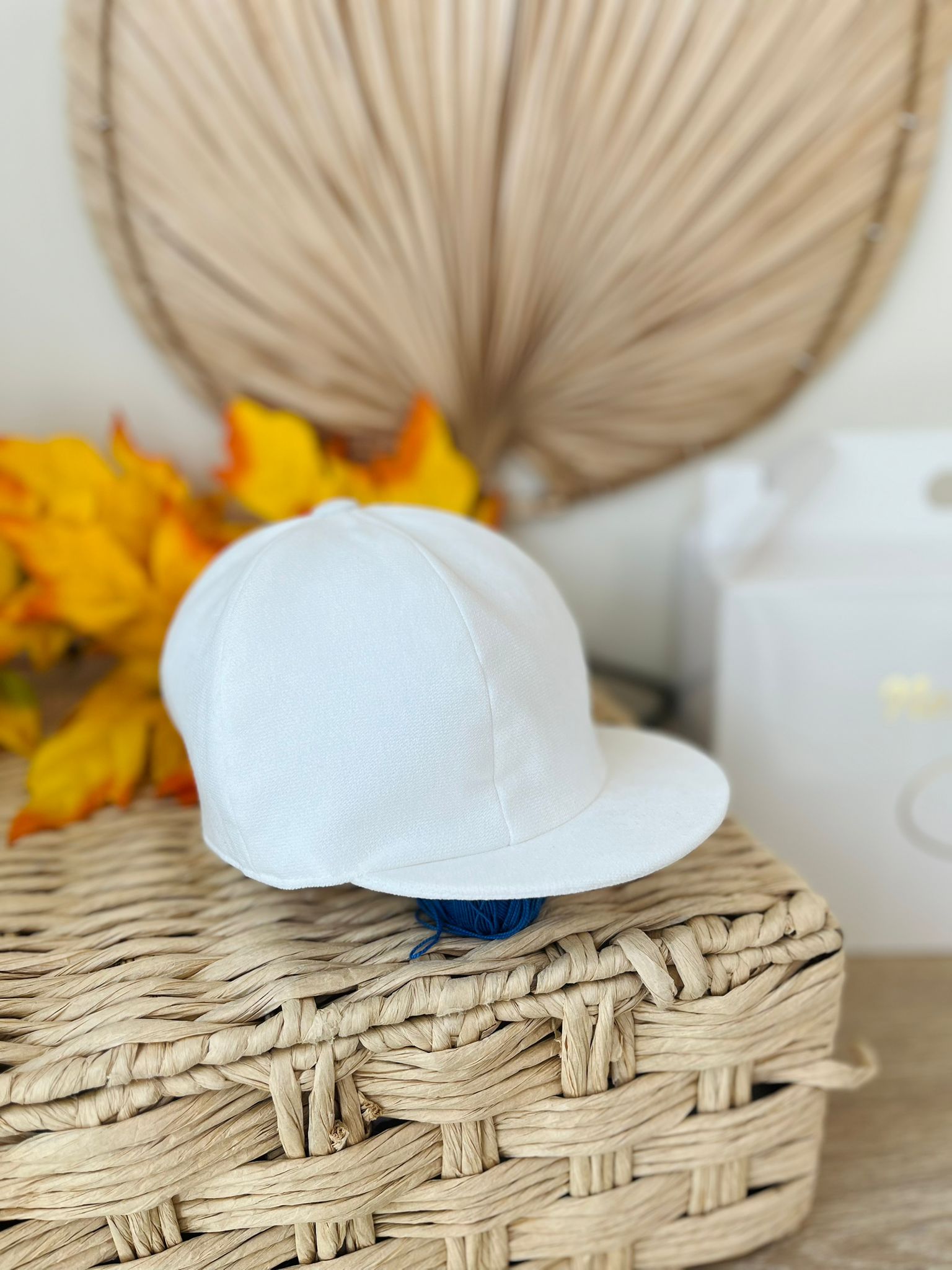 BERRETTO CON VISIERA VELLUTINO BIANCO - Noi da piccoli