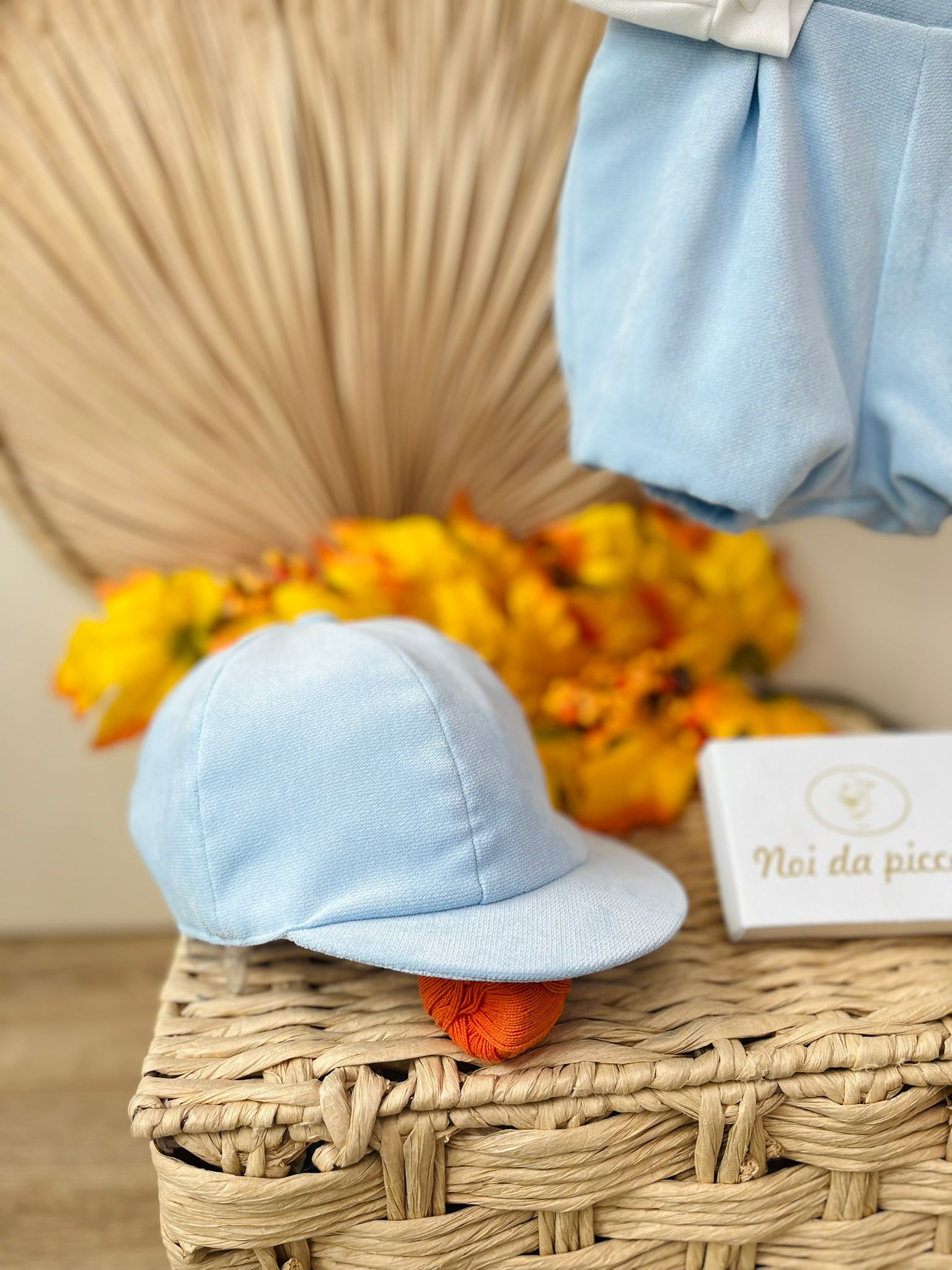 BERRETTO CON VISIERA VELLUTINO CIELO - Noi da piccoli