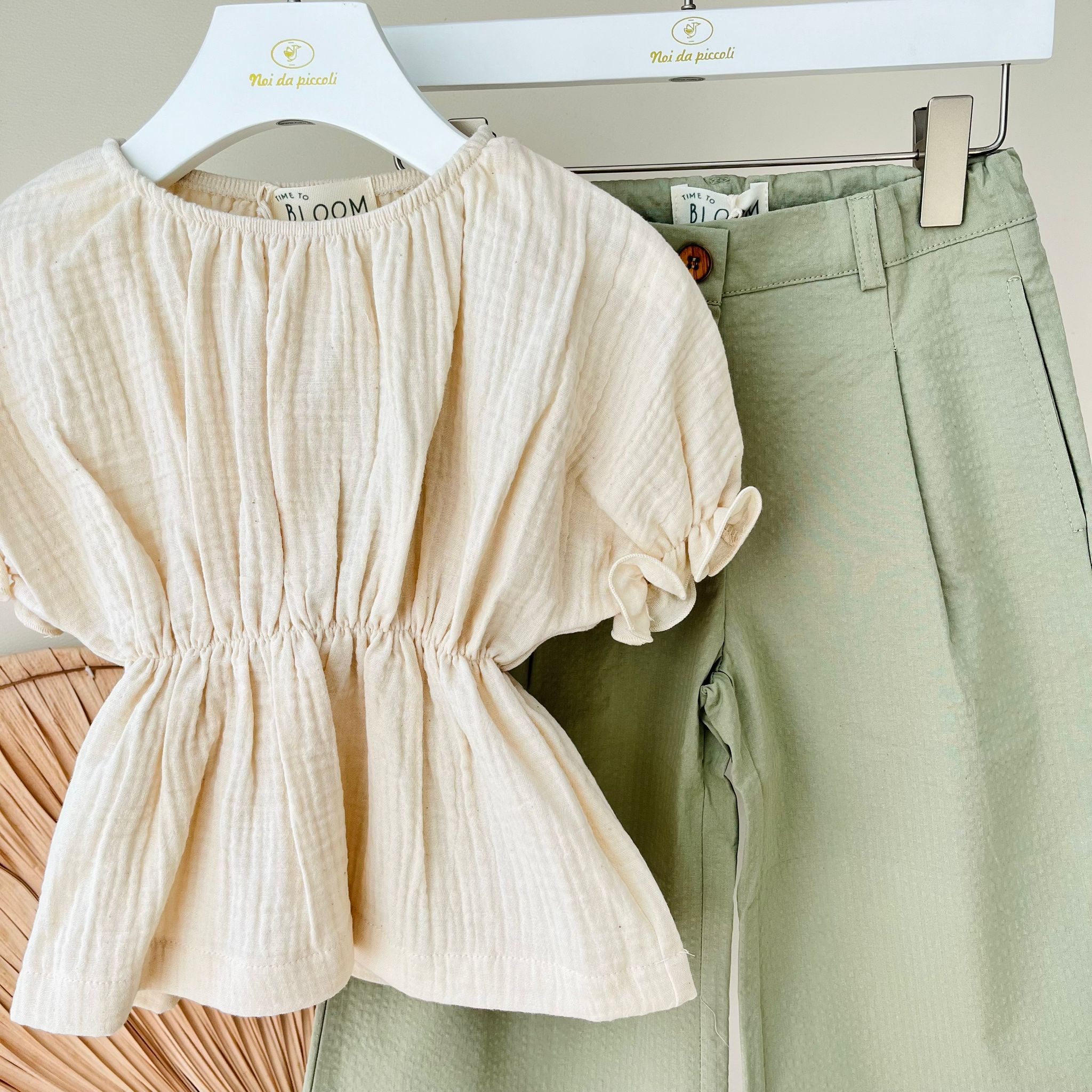 BLUSA MUSSOLA CON PANTALONE VERDE - Noi da piccoli