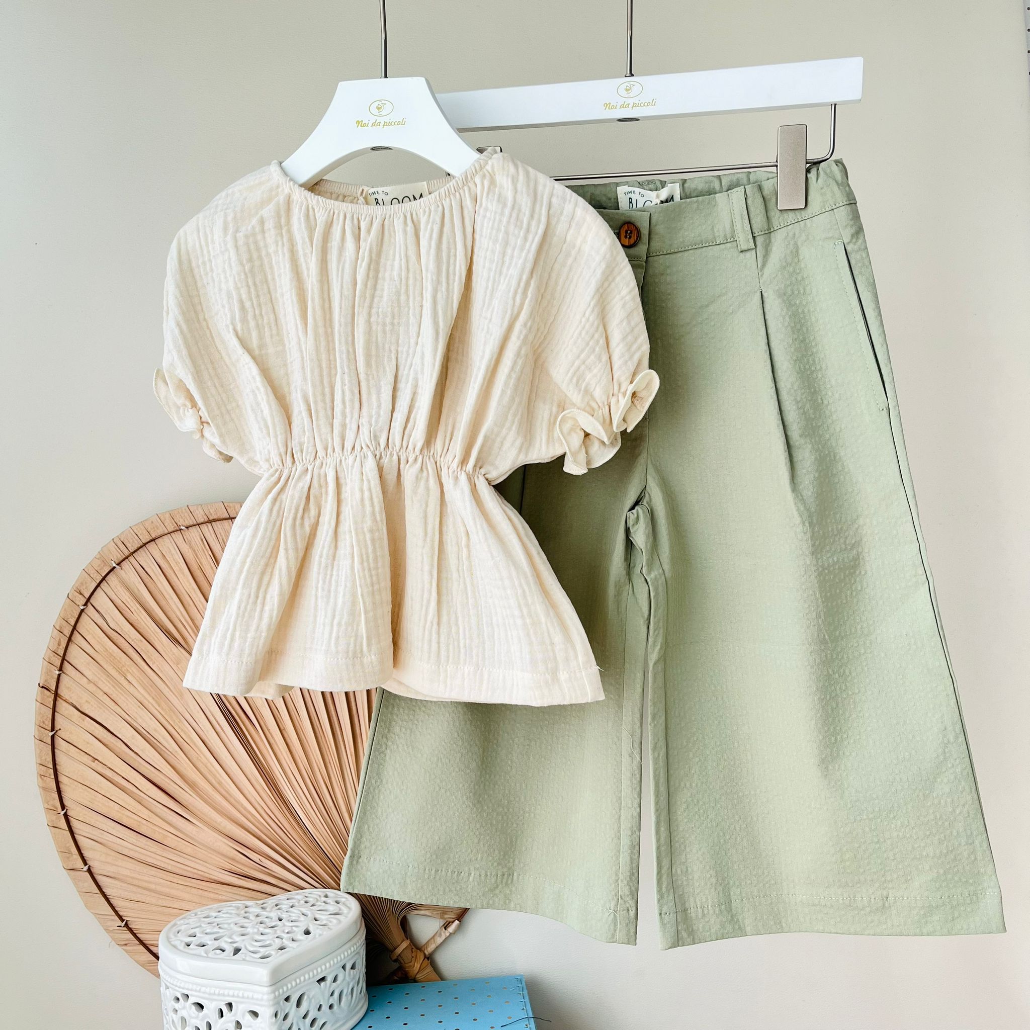 BLUSA MUSSOLA CON PANTALONE VERDE - Noi da piccoli