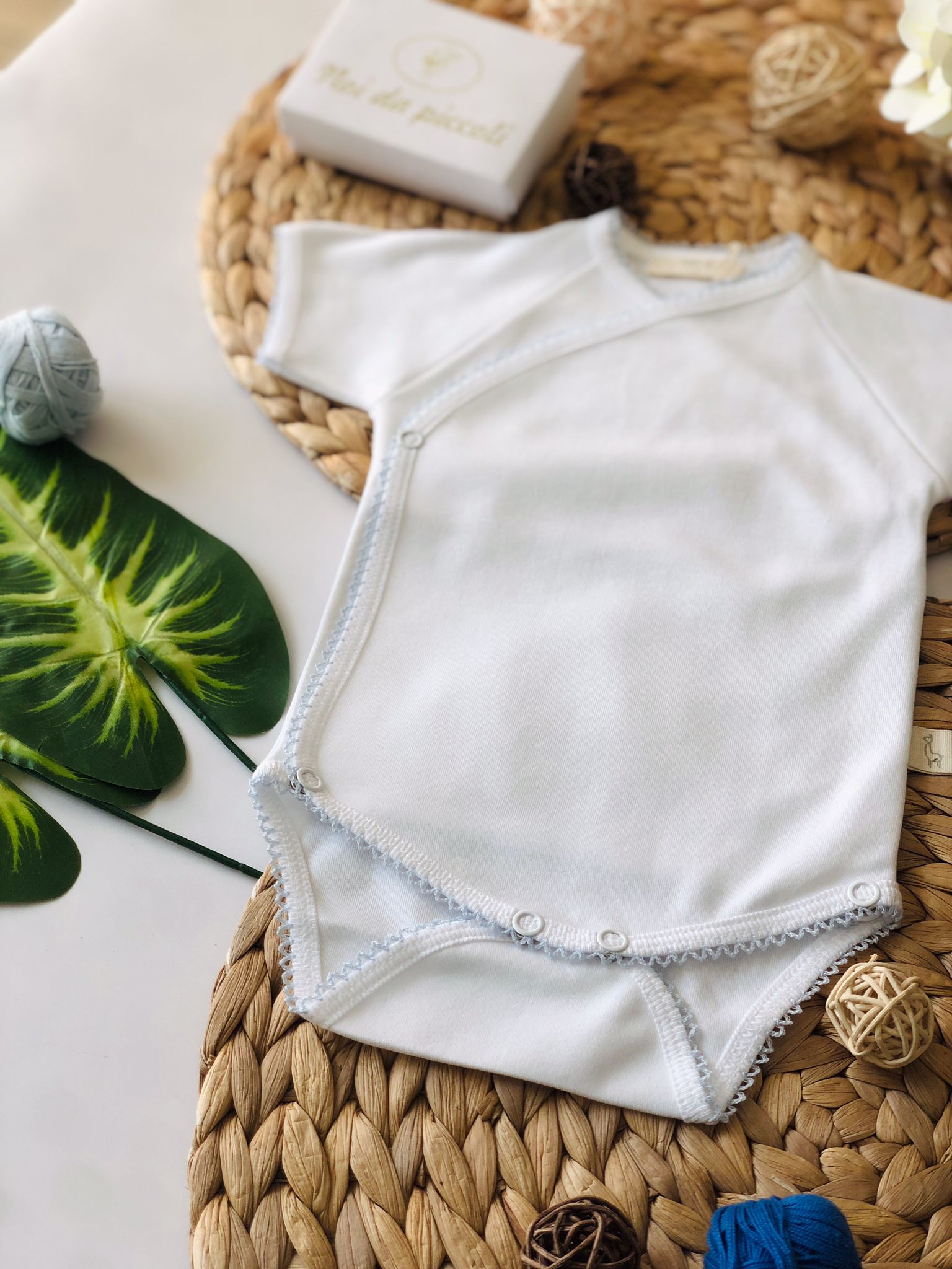 BODY ANTIPANICO BIANCO E BORDINO CIELO IN CALDO COTONE - Noi da piccoli