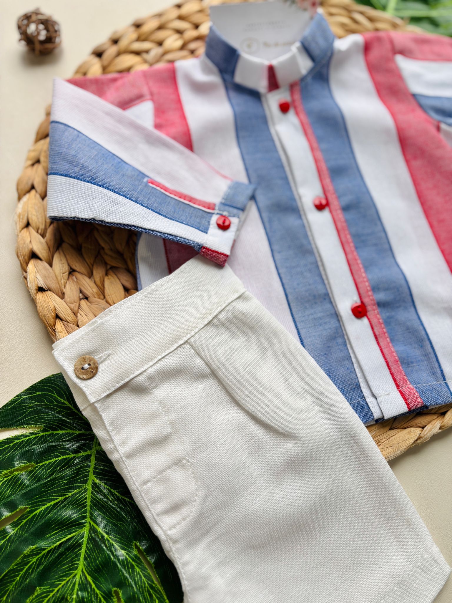 CAMICIA A MANICA LUNGA IN COTONE A RIGHE E PANTALONCINO IN COTONE E LINO rojo - Noi da piccoli