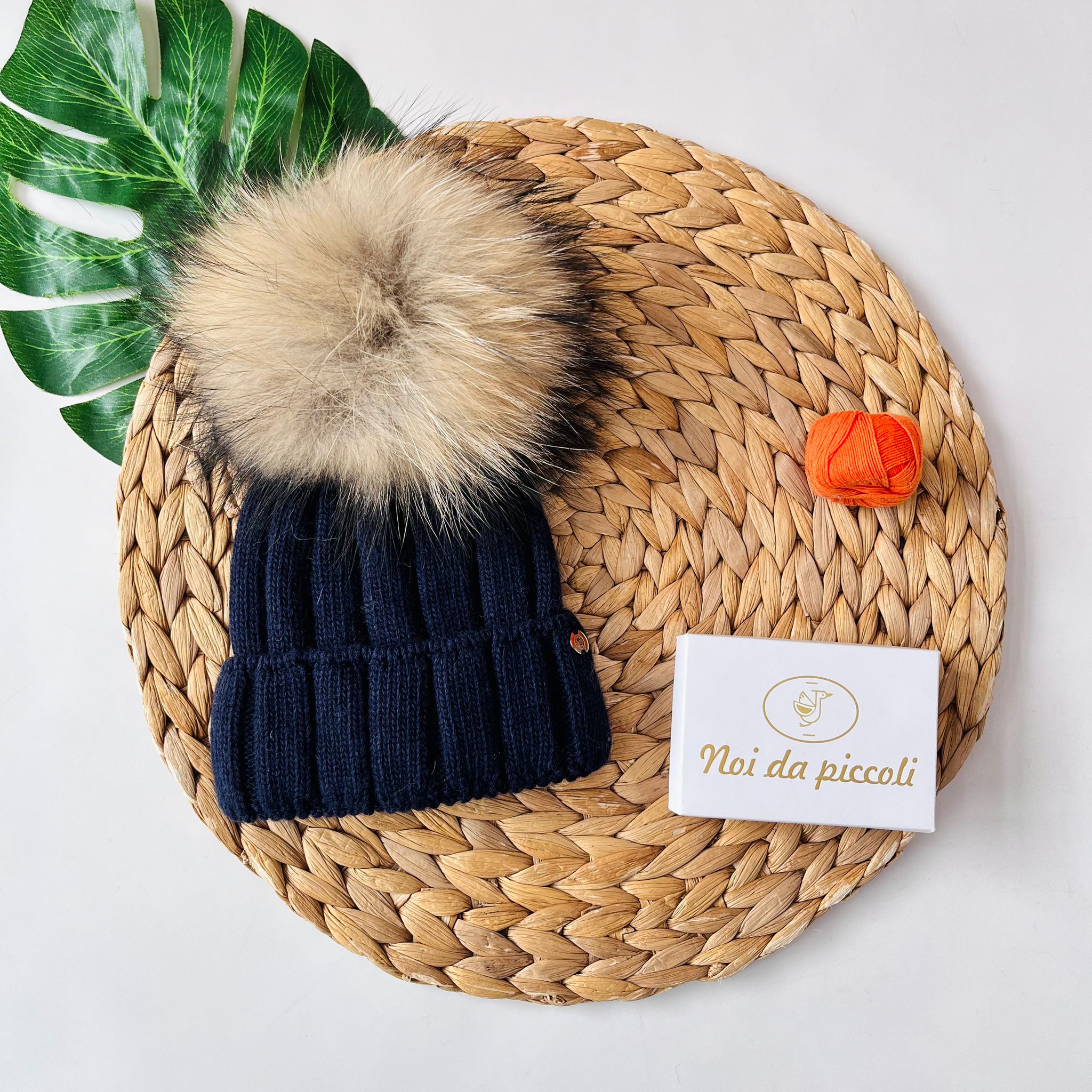 CAPPELLINO A COSTE 1 PON POM LANA E CASHMERE BLU - Noi da piccoli
