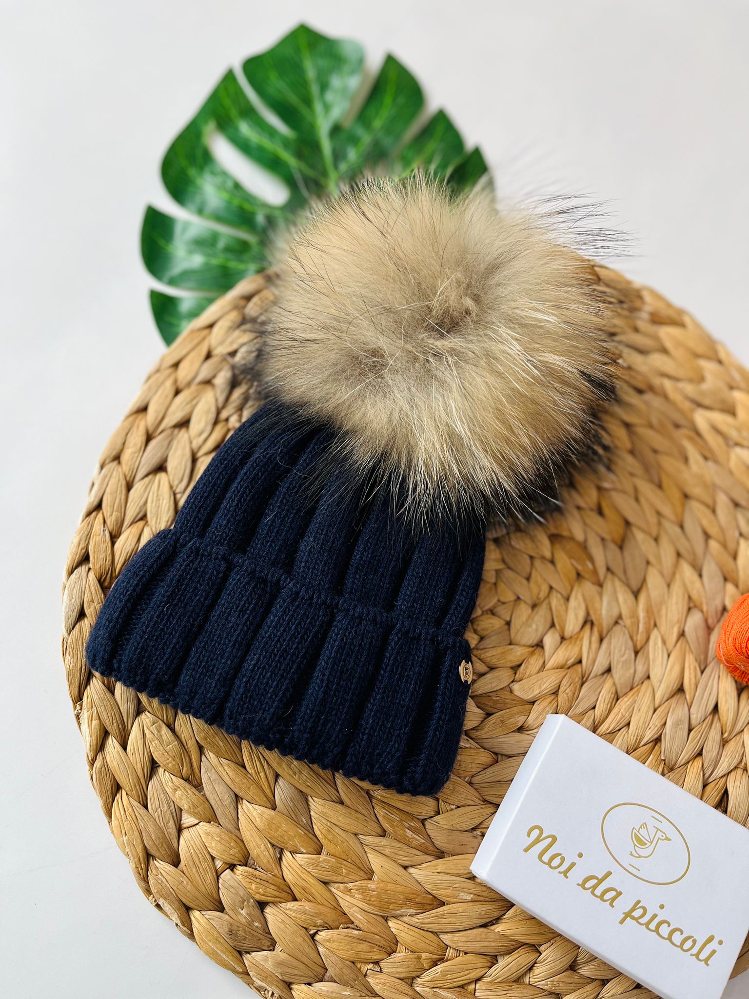 CAPPELLINO A COSTE 1 PON POM LANA E CASHMERE BLU - Noi da piccoli