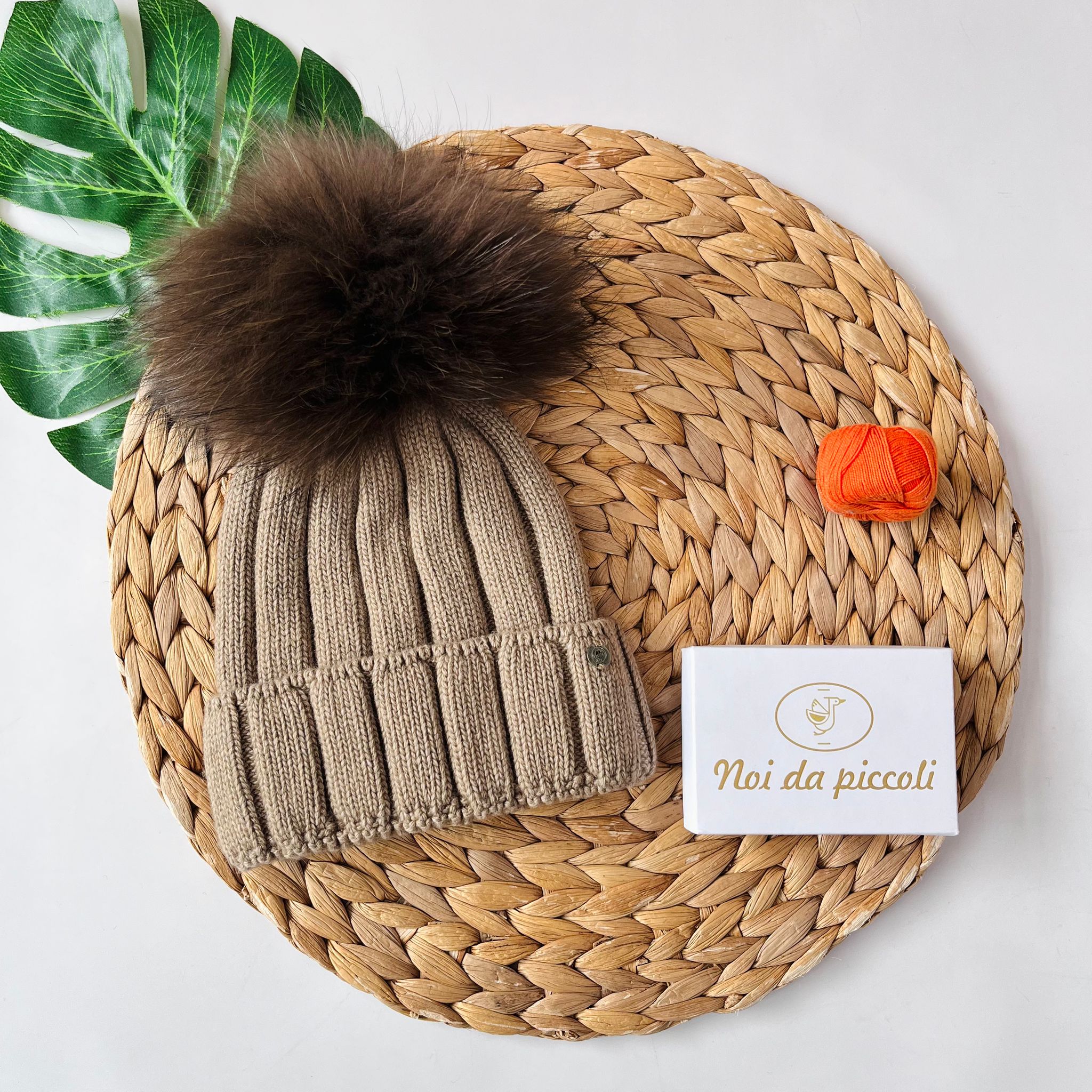 CAPPELLINO A COSTE 1 PON POM LANA E CASHMERE FANGO - Noi da piccoli