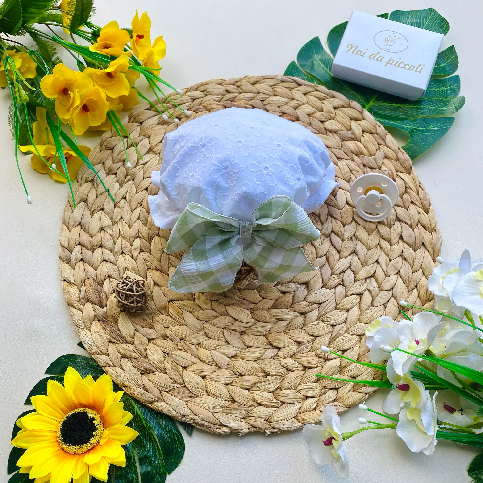 CAPPELLINO BIANCO CON FIOCCHETTINO VERDE E BIANCO A QUADRONI - Noi da piccoli