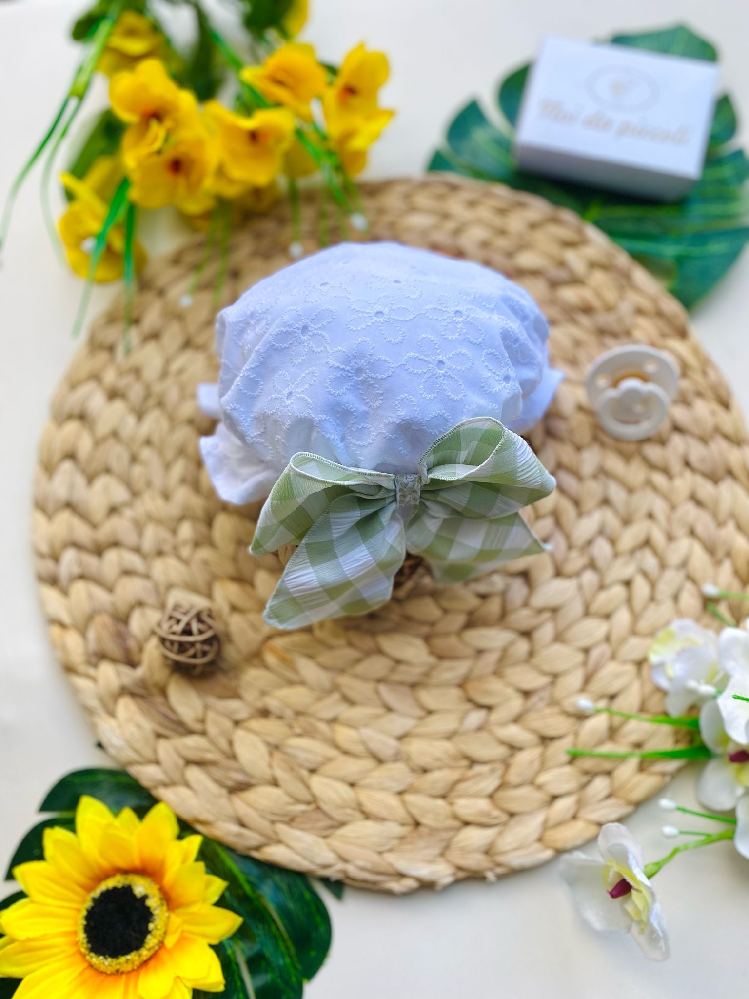 CAPPELLINO BIANCO CON FIOCCHETTINO VERDE E BIANCO A QUADRONI - Noi da piccoli